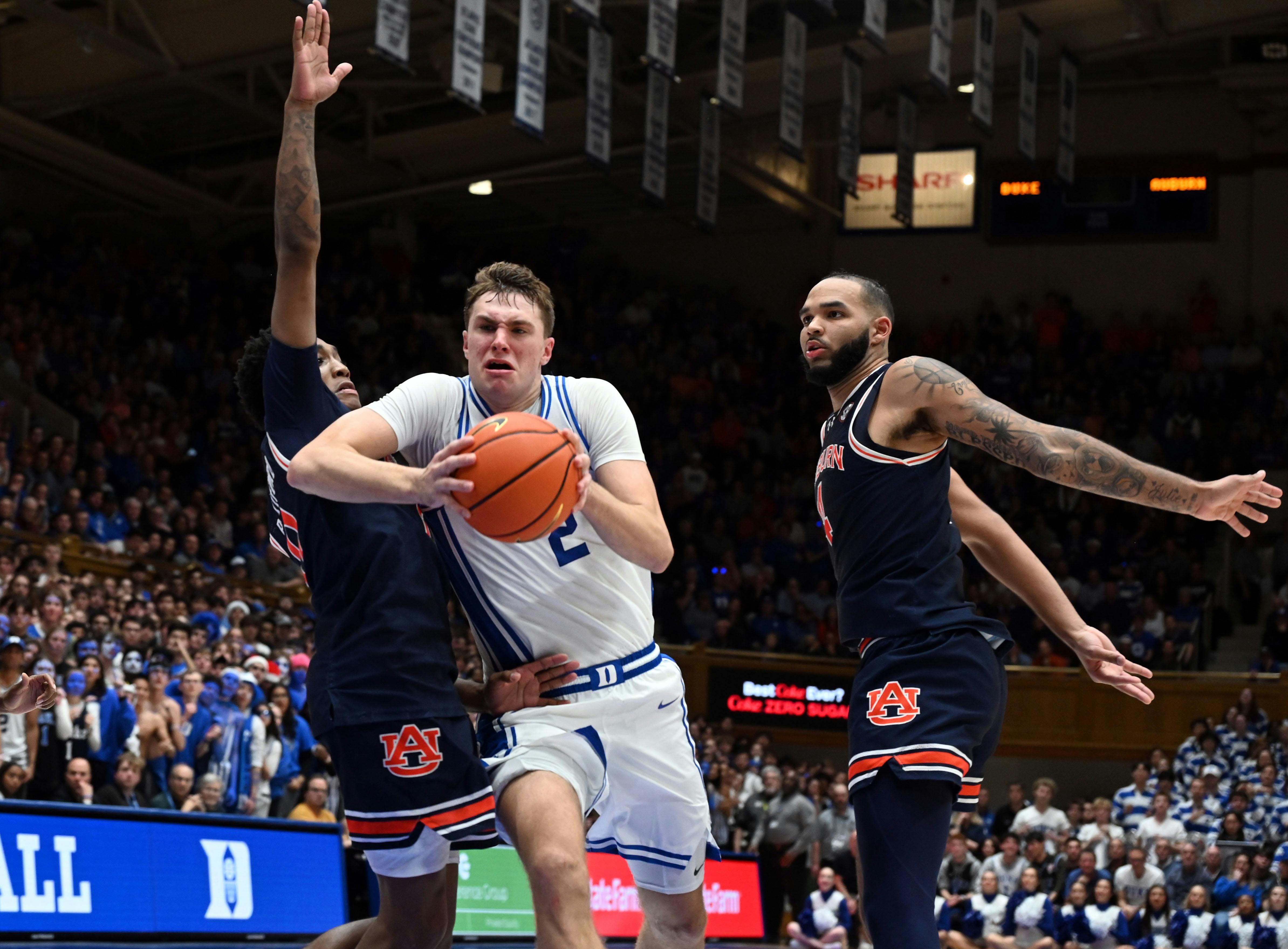 Duke Blue Devils forward Cooper Flagg drives to the basket against the Auburn Tigers as we analyze the 2025 Wooden Award odds. 