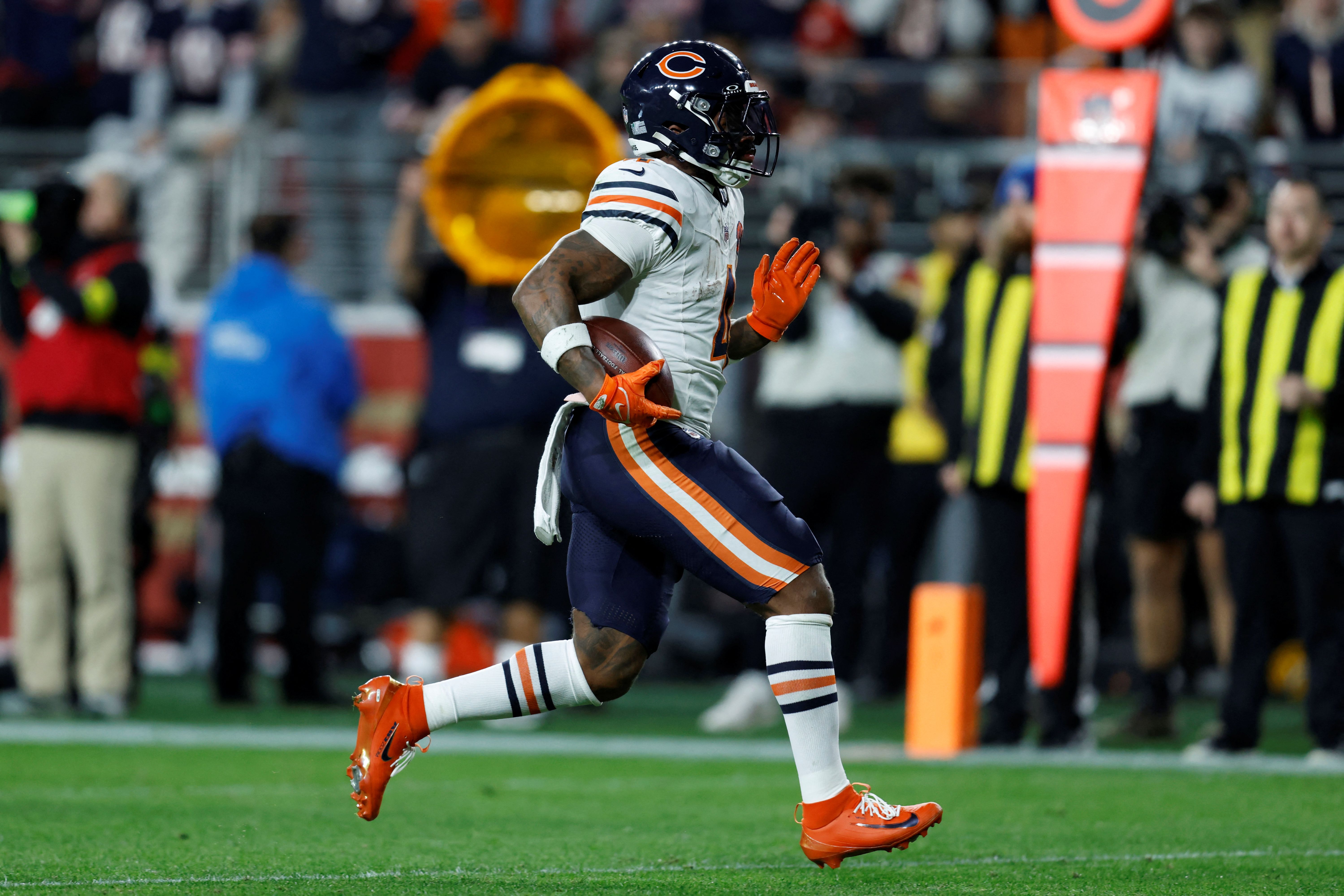 Chicago Bears running back D'Andre Swift (4) runs for a touchdown, a feat he's expected to repeat in our first touchdown scorer predictions for the NFL Divisional Round.