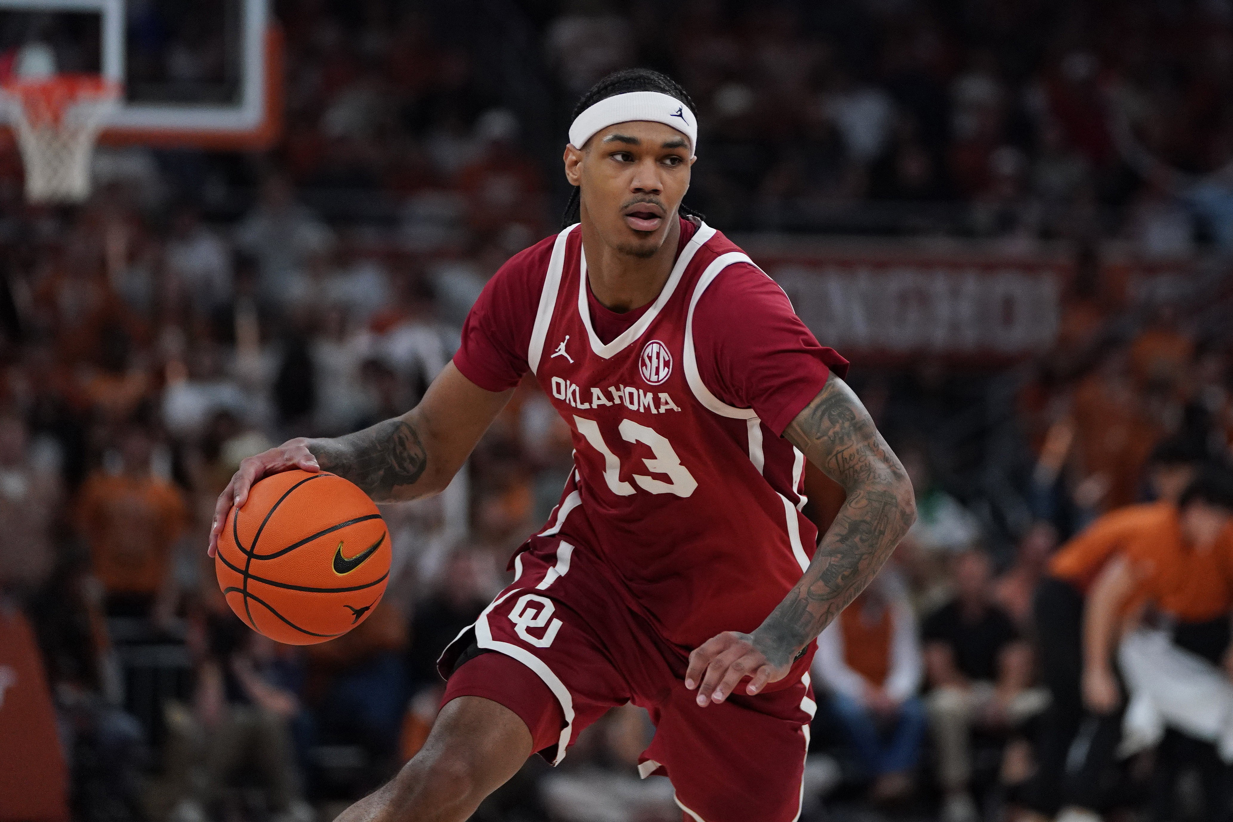 Oklahoma Sooners forward Tae Davis (13) dribbles as we break down our Oklahoma vs. Colorado prediction, parlay & odds.