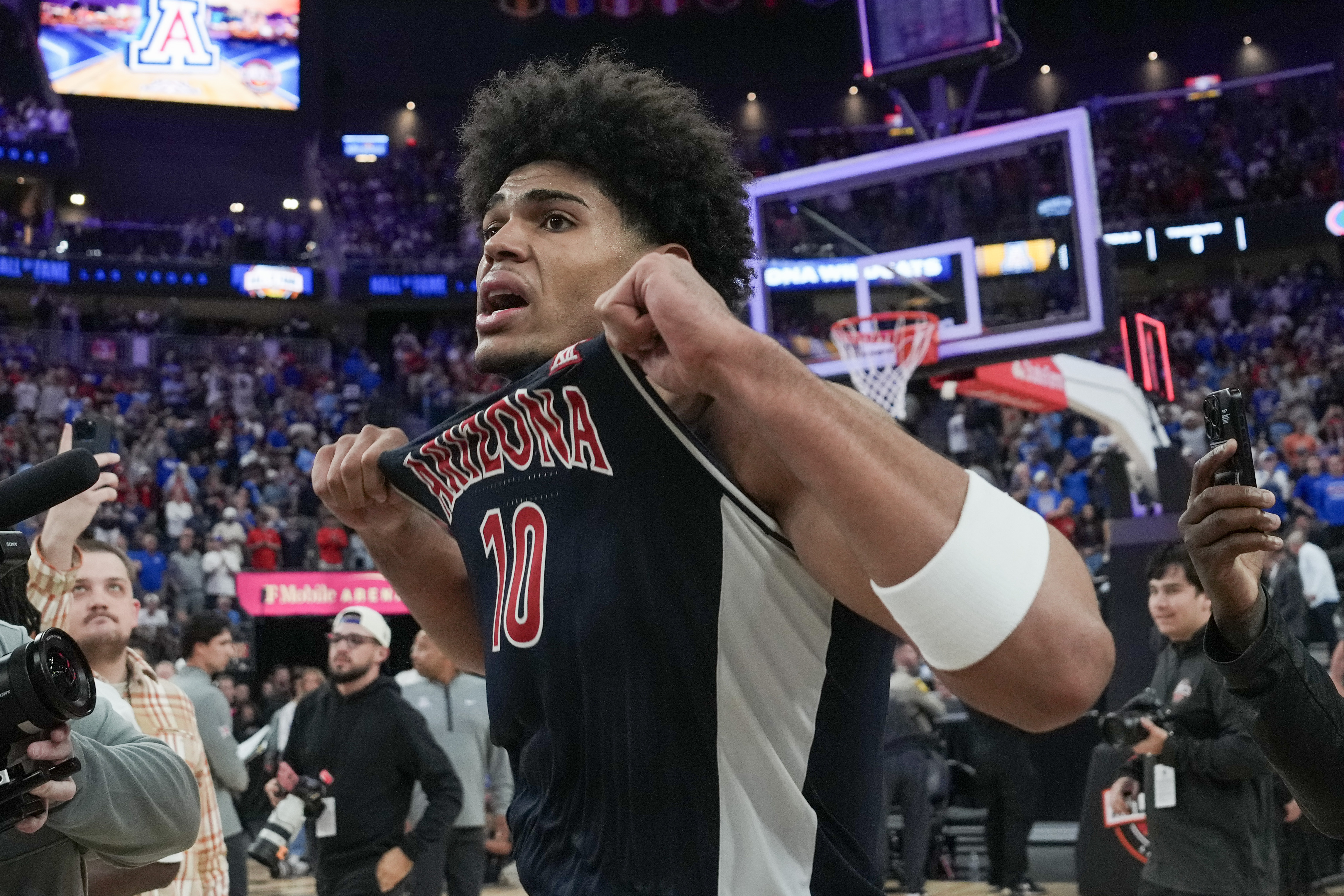 Arizona Wildcats forward Koa Peat (10) celebrates as we break down our Arizona vs. UCLA prediction, betting odds, and expert picks.