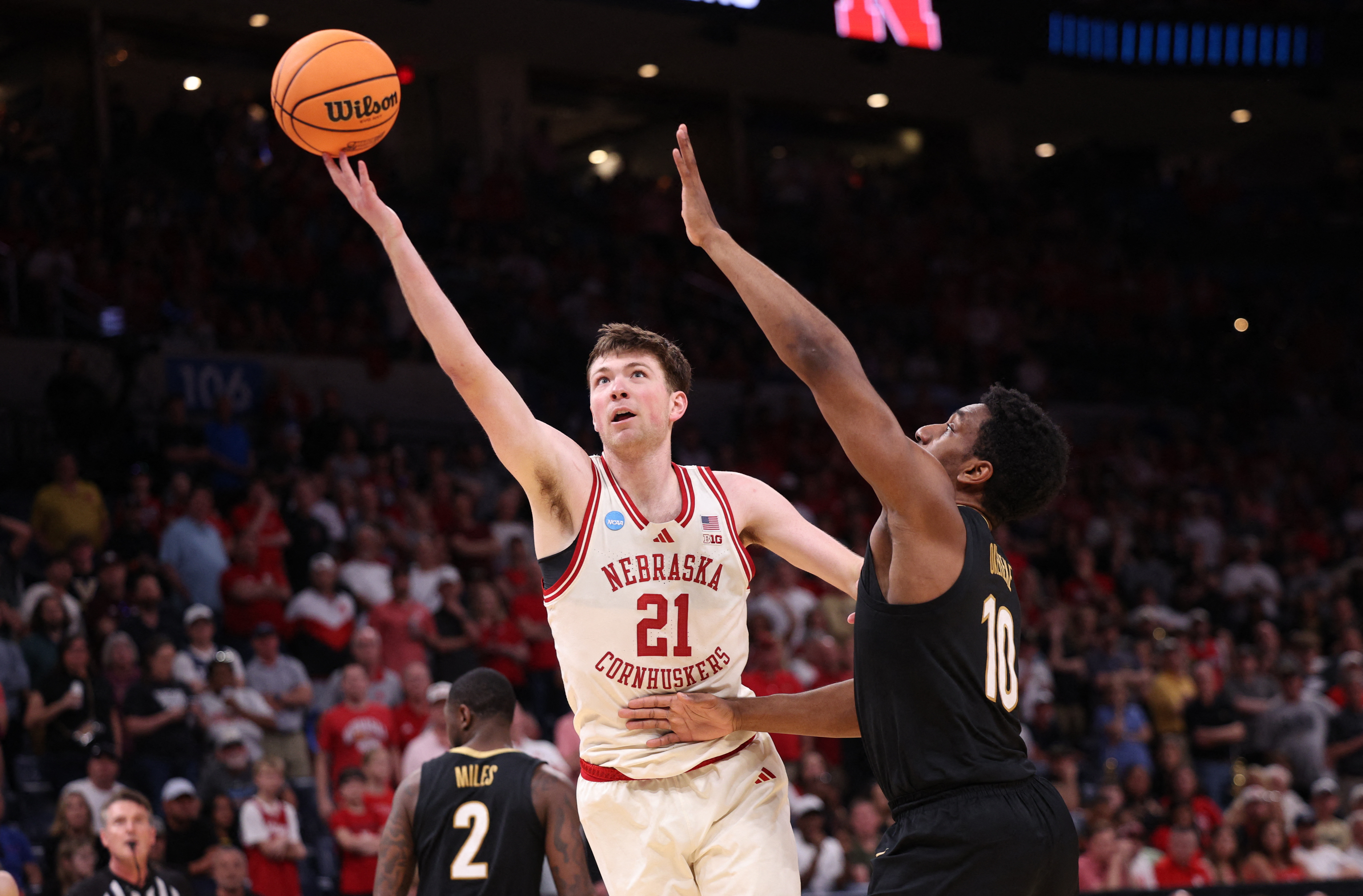 Forward Pryce Sandfort drives to the hoop as we offer our Iowa vs. Nebraska player props. 