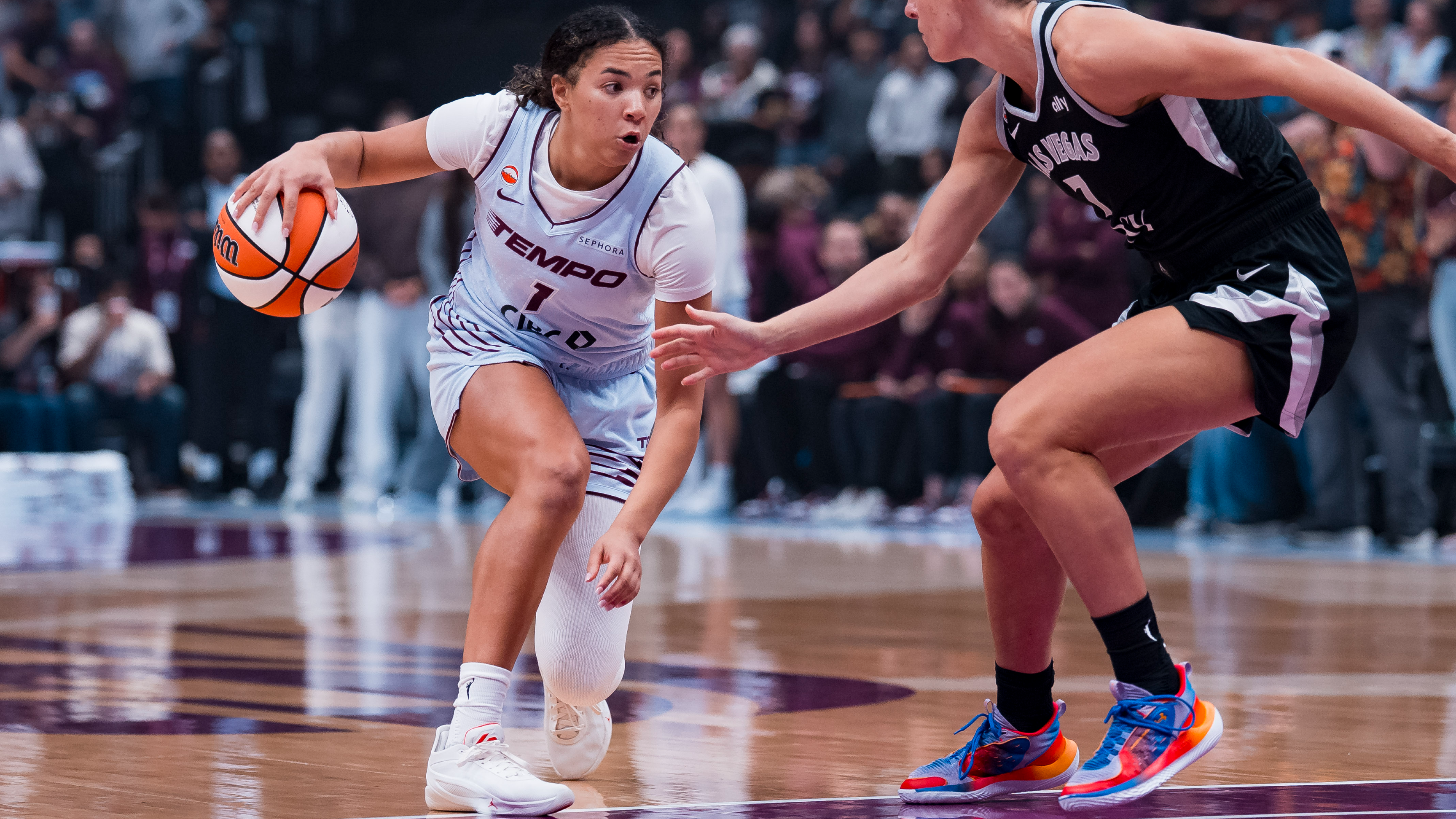 Las Vegas Aces forward Stephanie Talbot (7) defends as she is featured in our Tempo vs. Storm prediction.