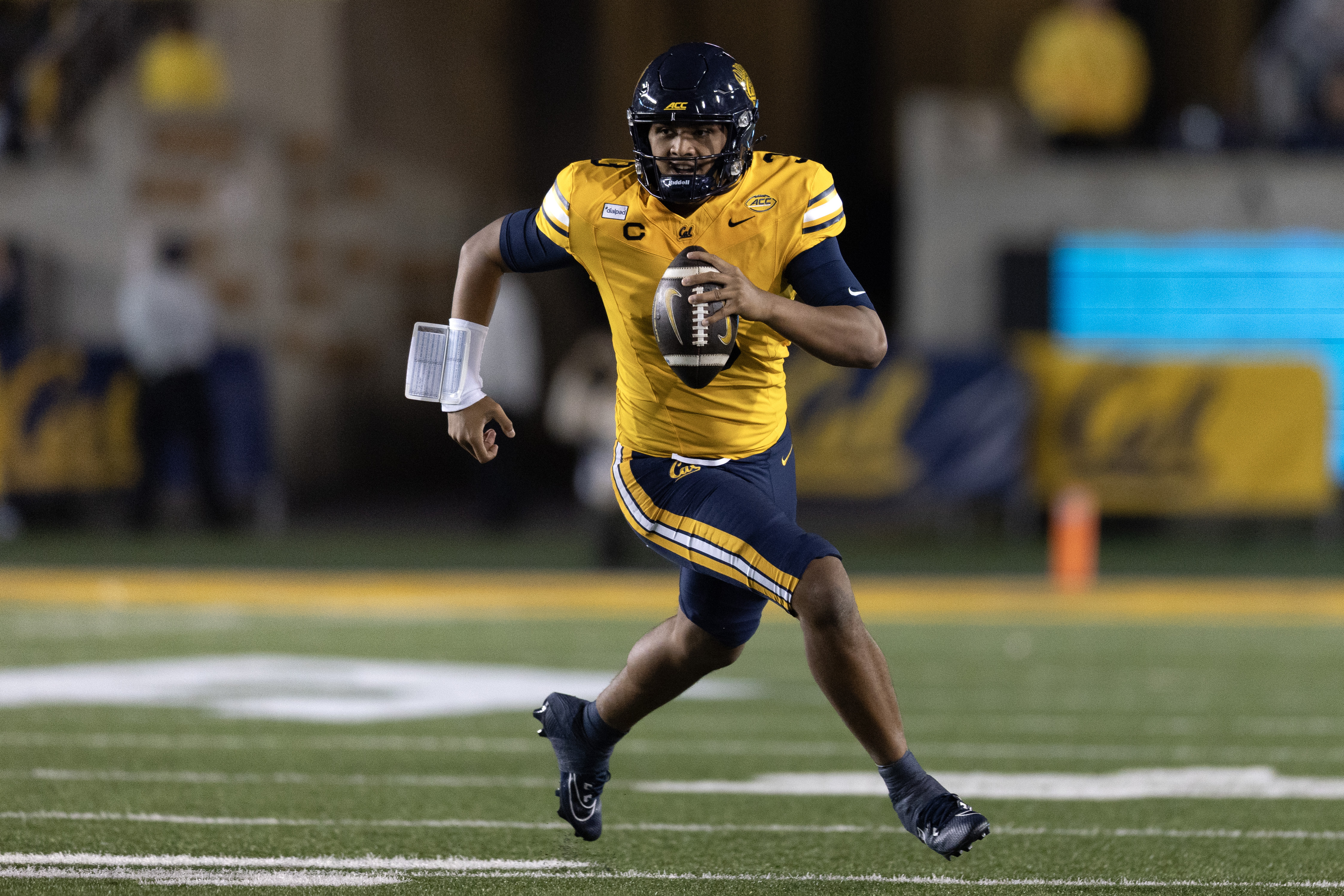 California Golden Bears quarterback Jaron-Keawe Sagapolutele (3) looks downfield for an open man as he is featured in our California vs. UNLV prediction.