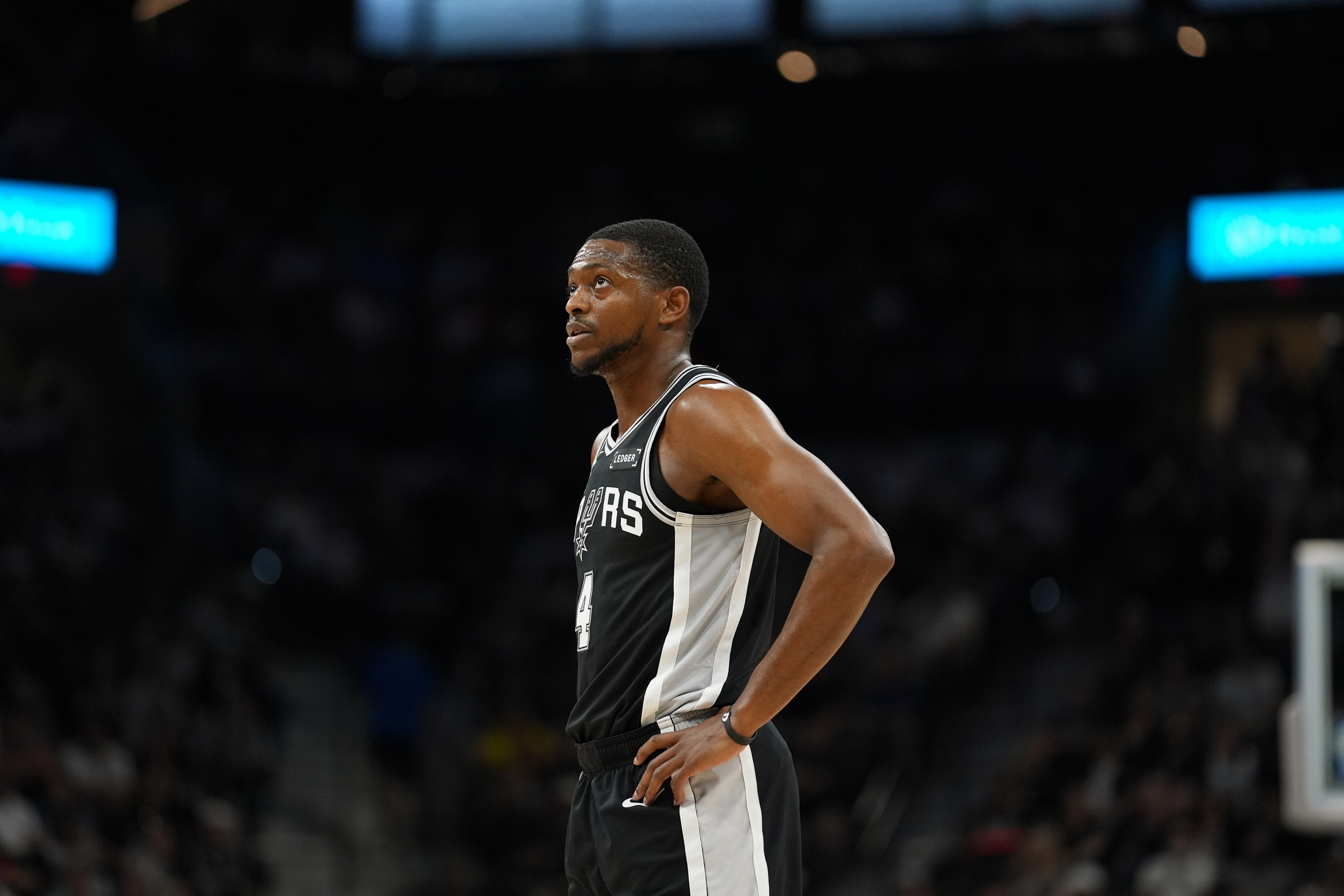 San Antonio Spurs guard De'Aaron Fox (4), seen here looking up, is featured in our Trail Blazers vs. Spurs player props tonight.