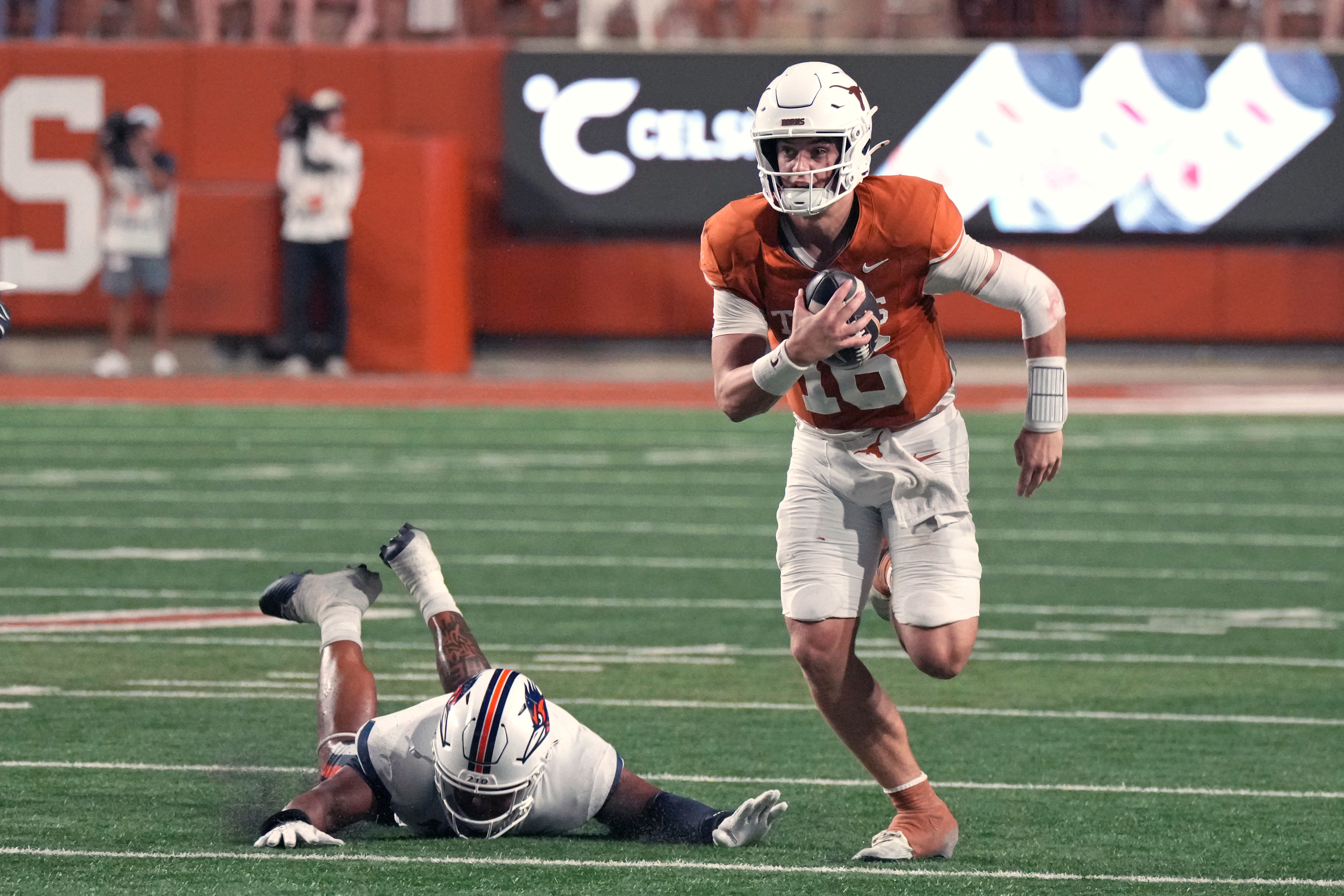Texas Longhorns quarterback Arch Manning looks to pass as we make our best early Texas vs. Tennessee prediction.