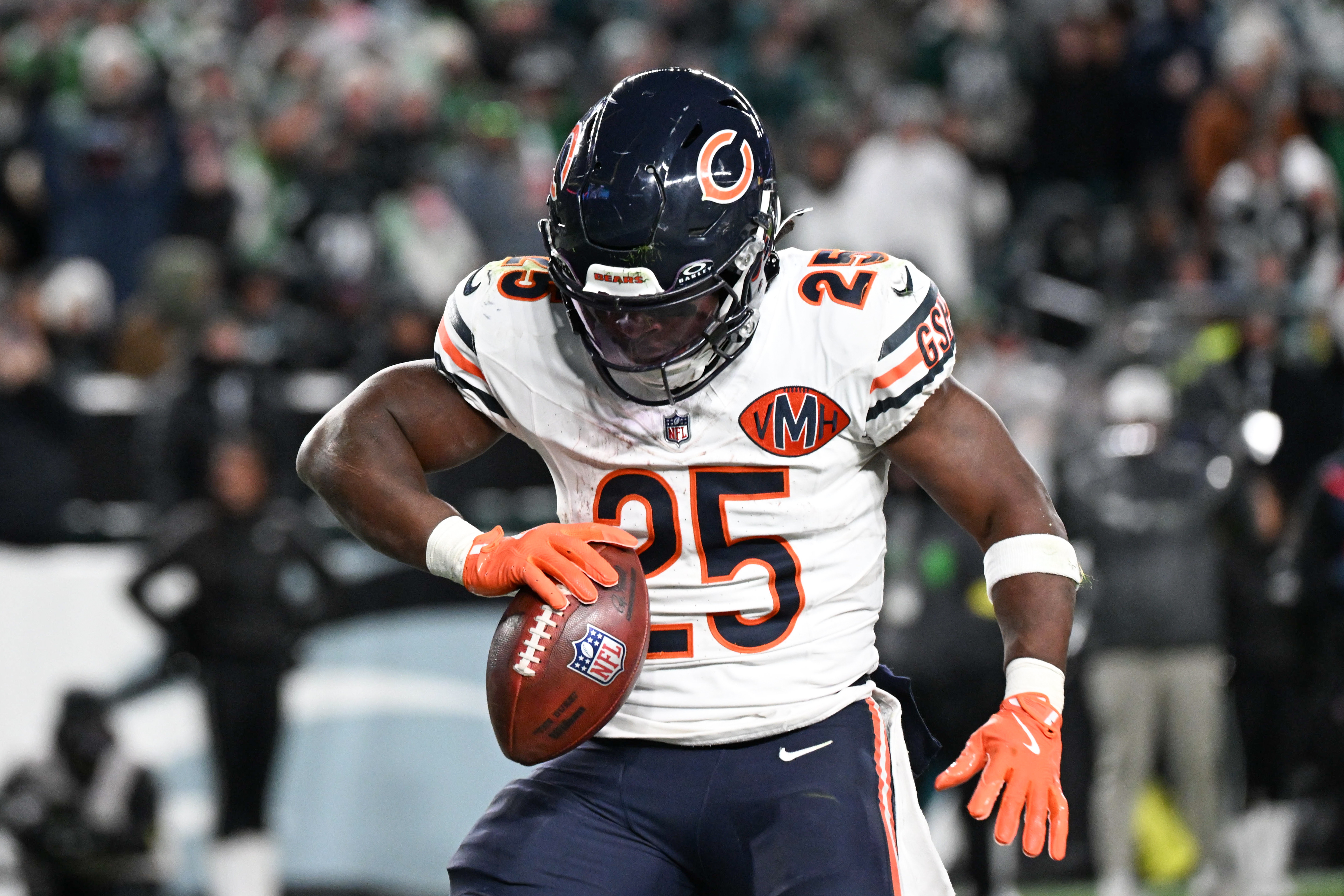 Chicago Bears running back Kyle Monangai (25) celebrates after scoring as we offer our Packers vs. Bears anytime touchdown scorer predictions.