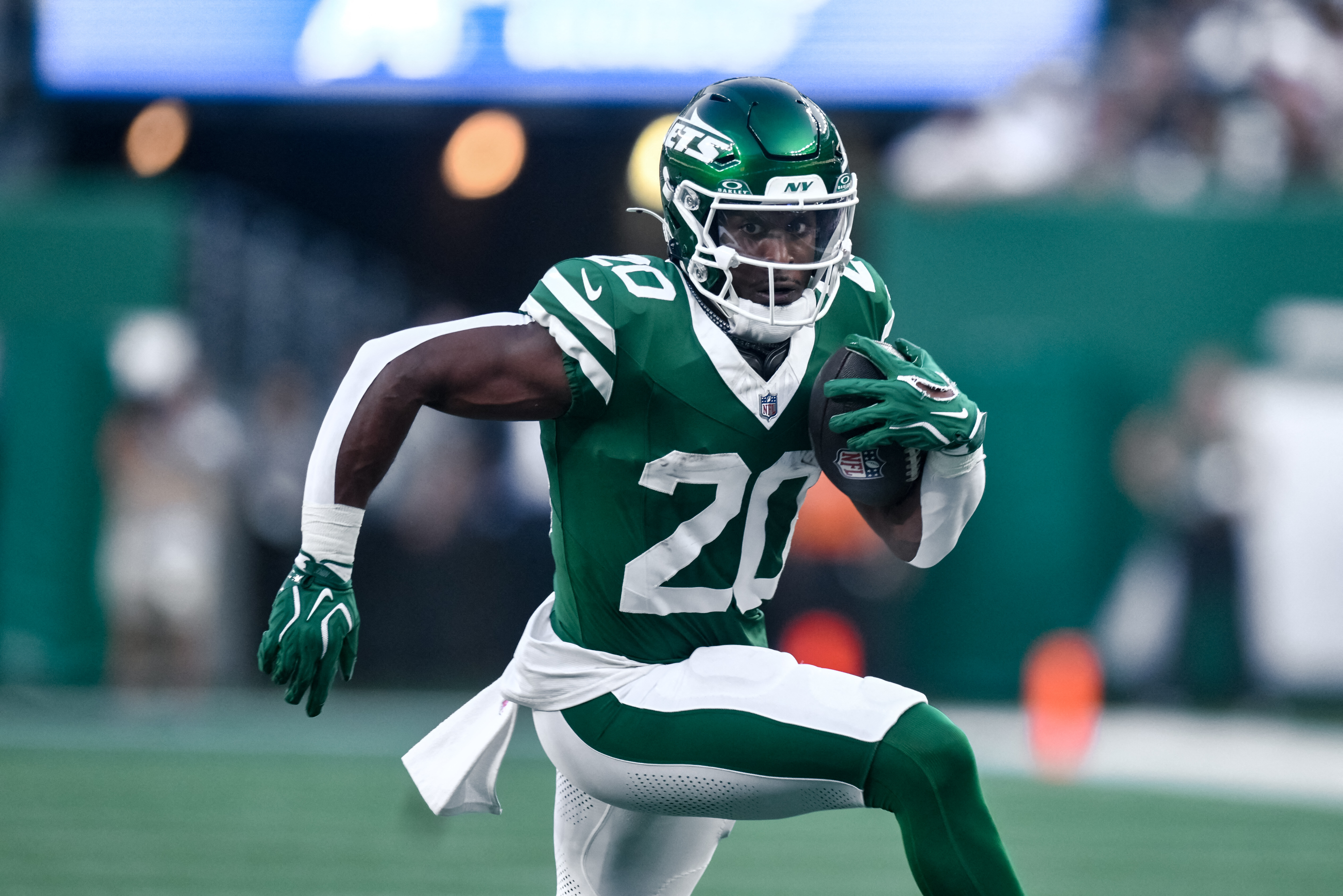 New York Jets running back Breece Hall (20) carries the ball as he is featured in our anytime touchdown scorer parlay picks.