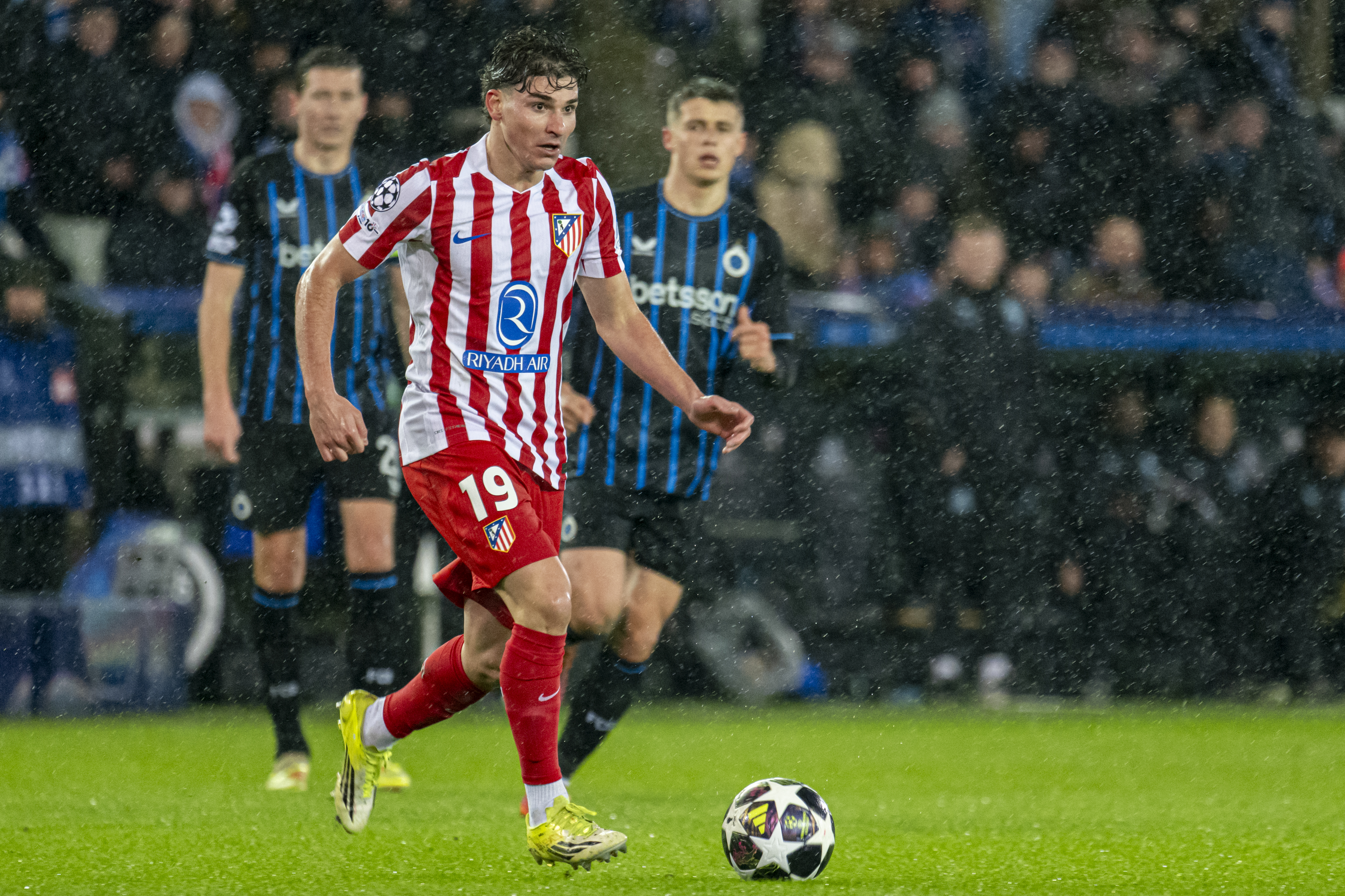 Julián Alvarez in action as we provide our  Atletico Madrid vs. Club Brugge same-game parlay.