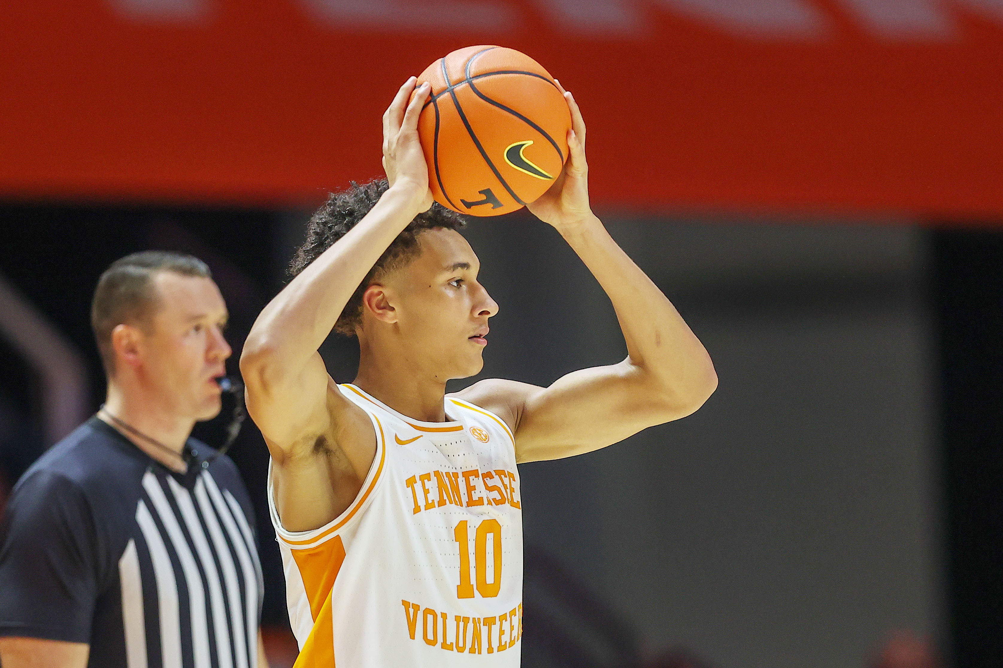 Tennessee Volunteers forward Nate Ament (10) - who is featured in our best college basketball bets tonight - looks to pass the ball.