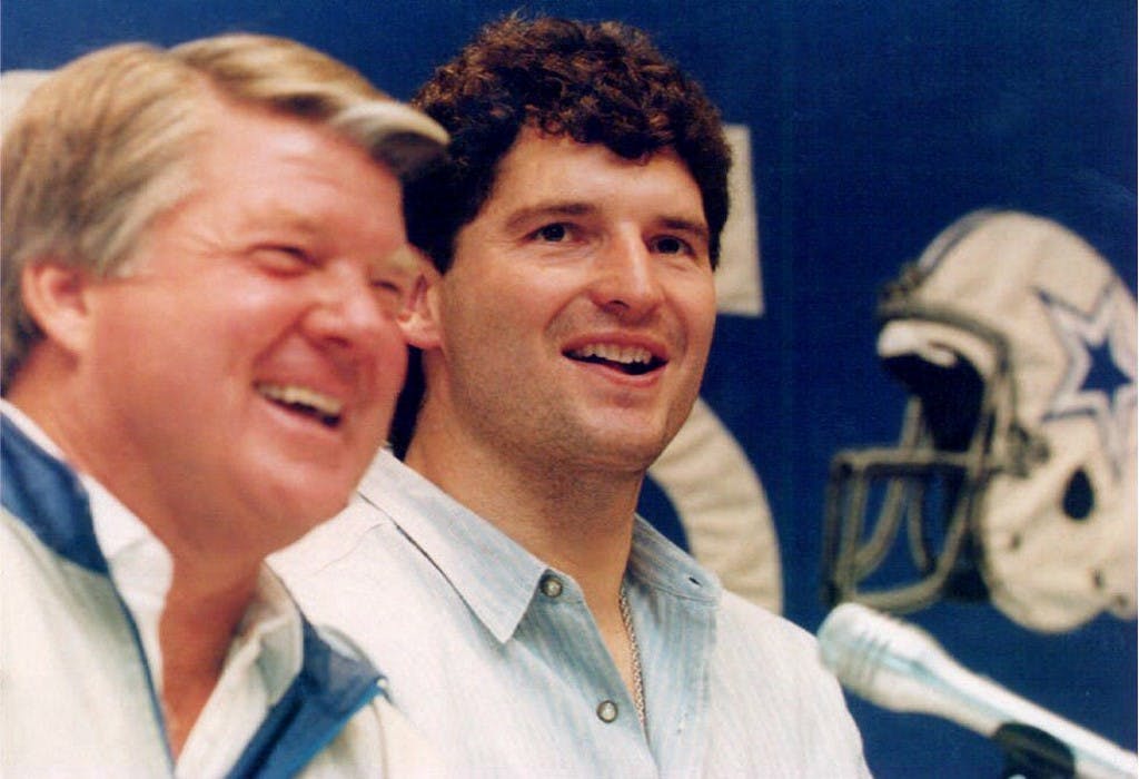 Dallas Cowboys coach Jimmy Johnson (L) stands next to new Cowboy quarterback Bernie Kosar during a news conference 10 November 1993. Kosar was signed to step in for the injured Troy Aikman and is expected to start against the Phoenix Cardinals.