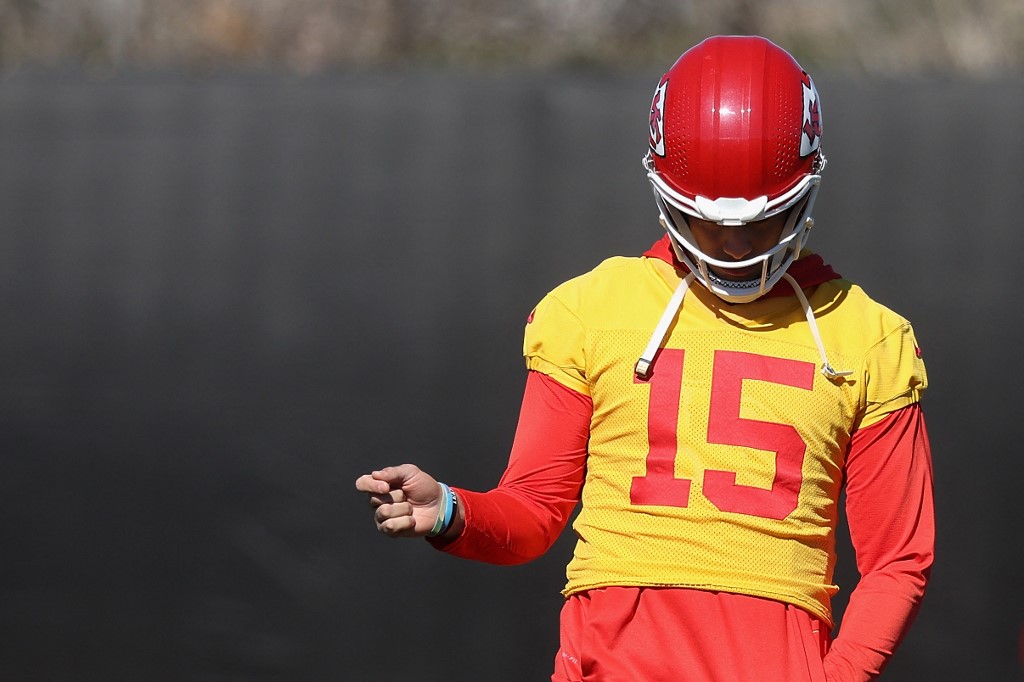 Patrick Mahomes signals in practice and is expected to lead the Chiefs to a moneyline victory in our Super Bowl expert picks.