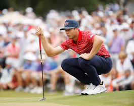 Sam Burns of the United States Team lines up a putt on the seventh green on day four of the 2022 Presidents Cup at Quail Hollow Country Club on September 25, 2022.  (Photo by Jared C. Tilton / GETTY IMAGES NORTH AMERICA / Getty Images via AFP)