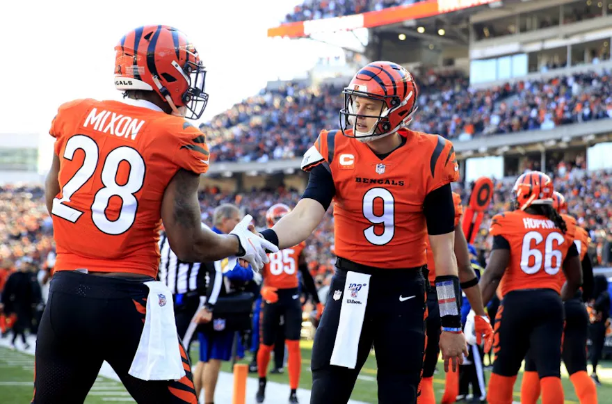 Joe Burrow of the Cincinnati Bengals celebrates his touchdown run with Joe Mixon during the first quarter against the Pittsburgh Steelers at Paul Brown Stadium in Cincinnati, Ohio. Photo by Justin Casterline/Getty Images via AFP.