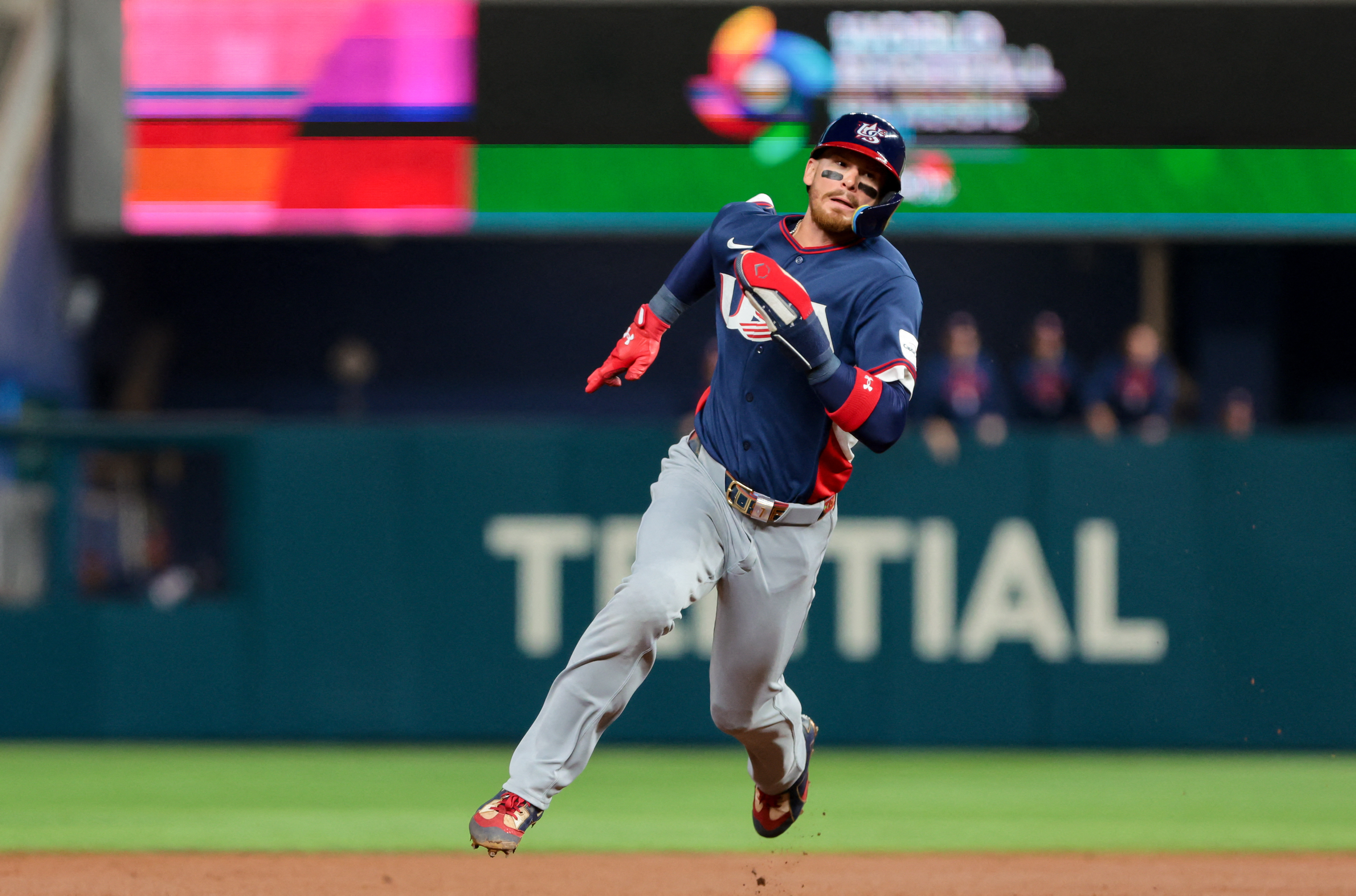 Bobby Witt Jr. runs to third base in the third inning. 