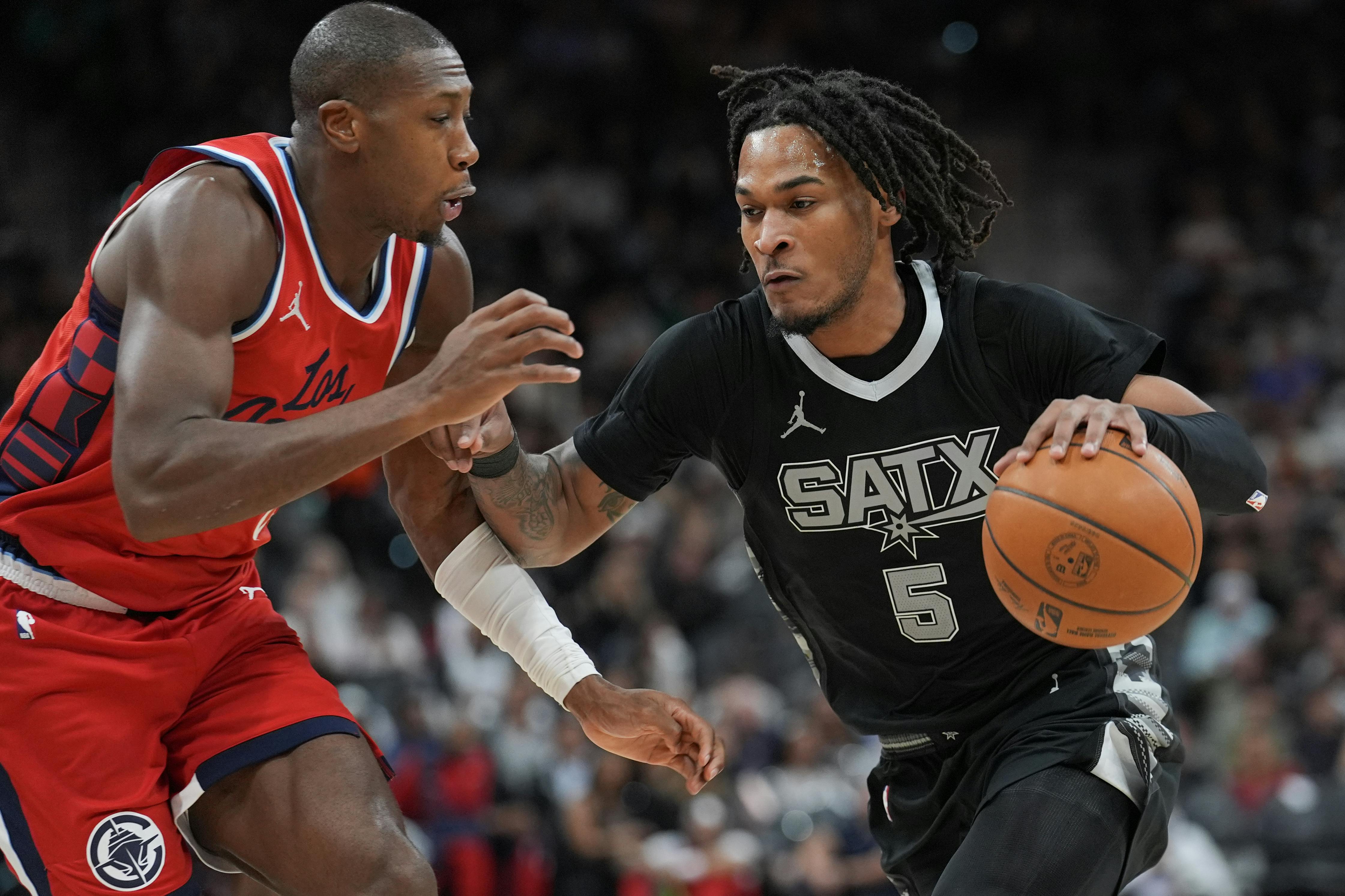 San Antonio Spurs guard Stephon Castle dribbles against LA Clippers guard Kris Dunn as we break down the NBA Rookie of the Year odds 2025. 