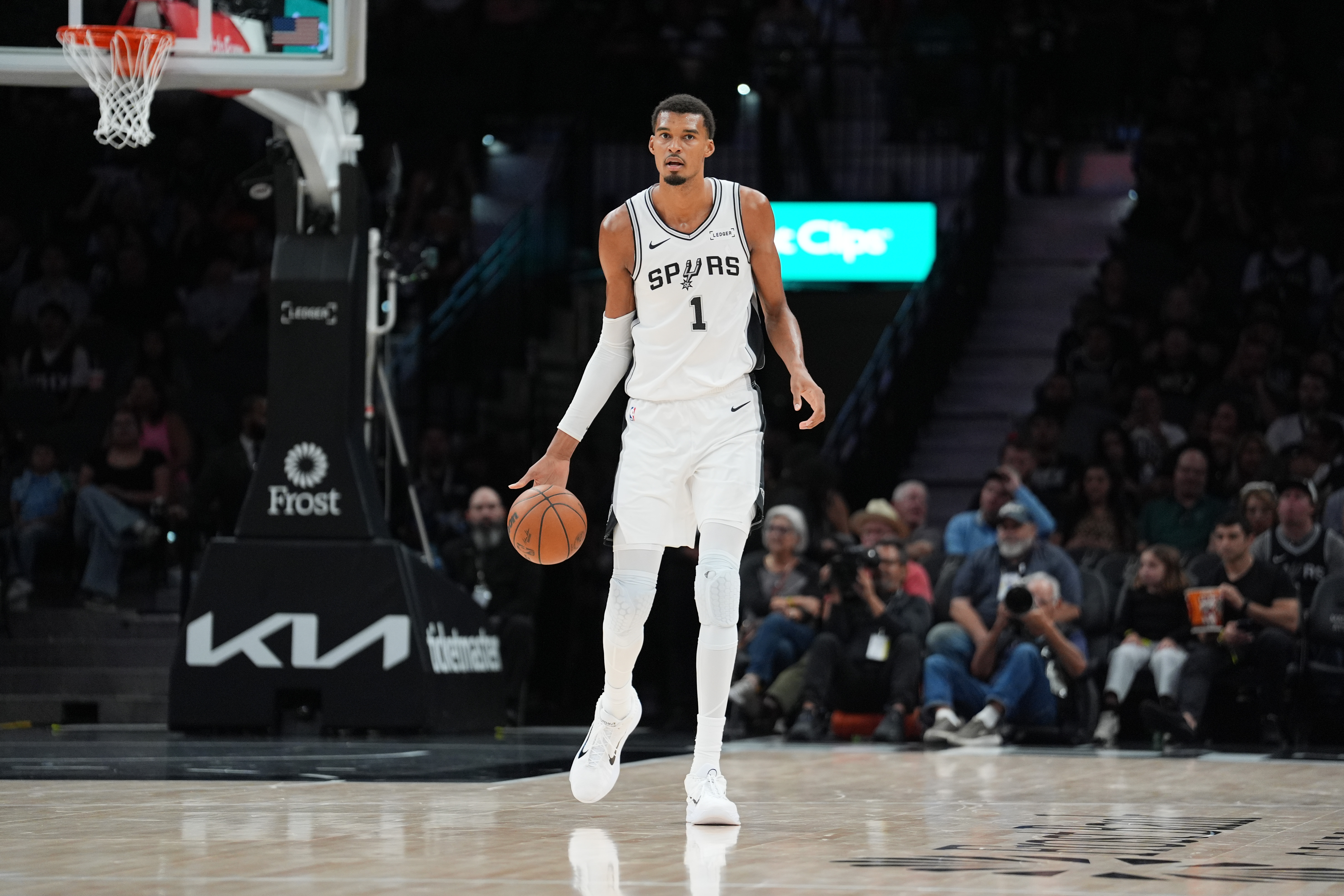  San Antonio Spurs forward Victor Wembanyama (1) dribbles up the court in the first half against the Phoenix Suns as we analyze the NBA MVP odds.