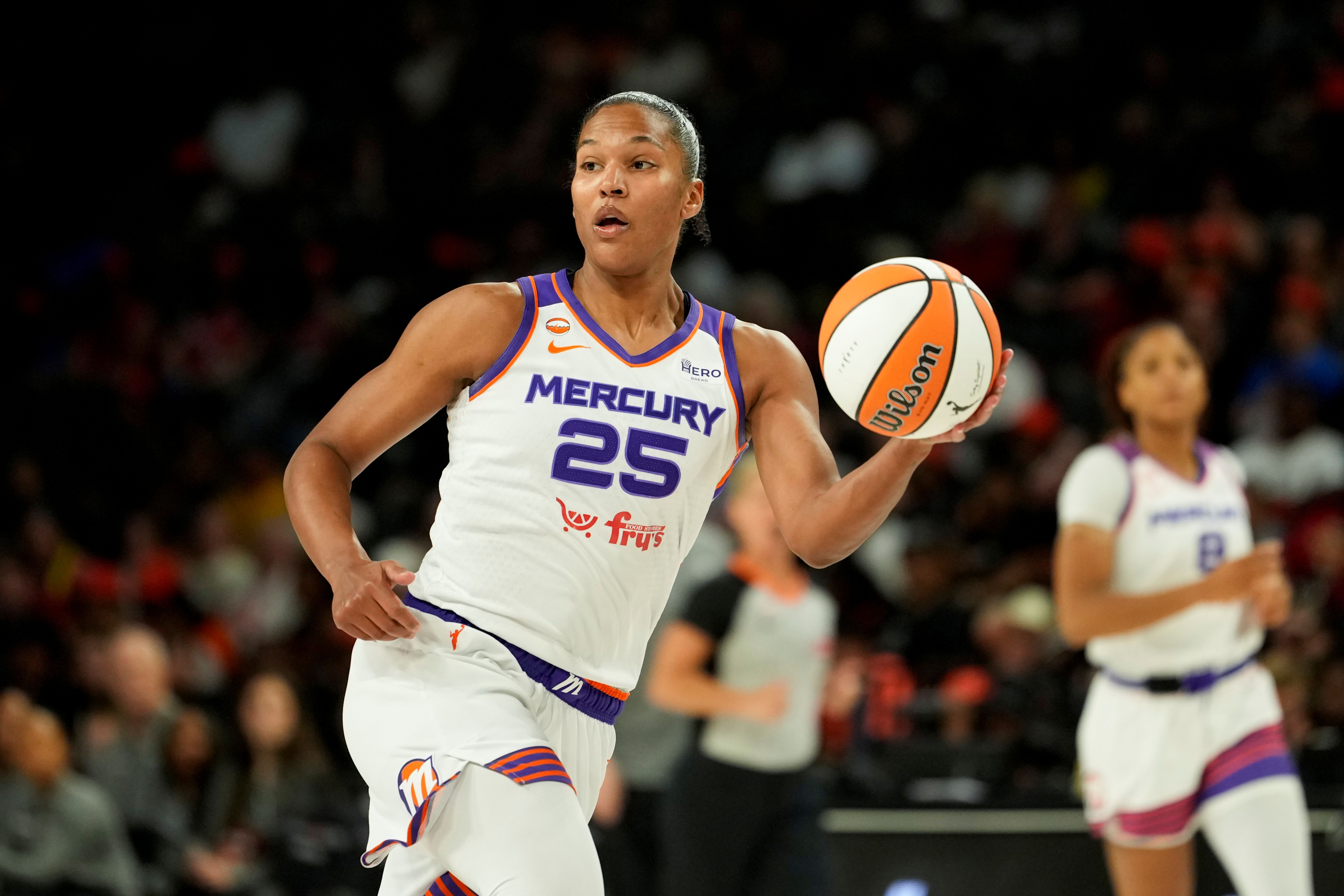 Phoenix Mercury forward Alyssa Thomas looks to pass the ball, and she's featured in my Sun vs. Mercury prediction.
