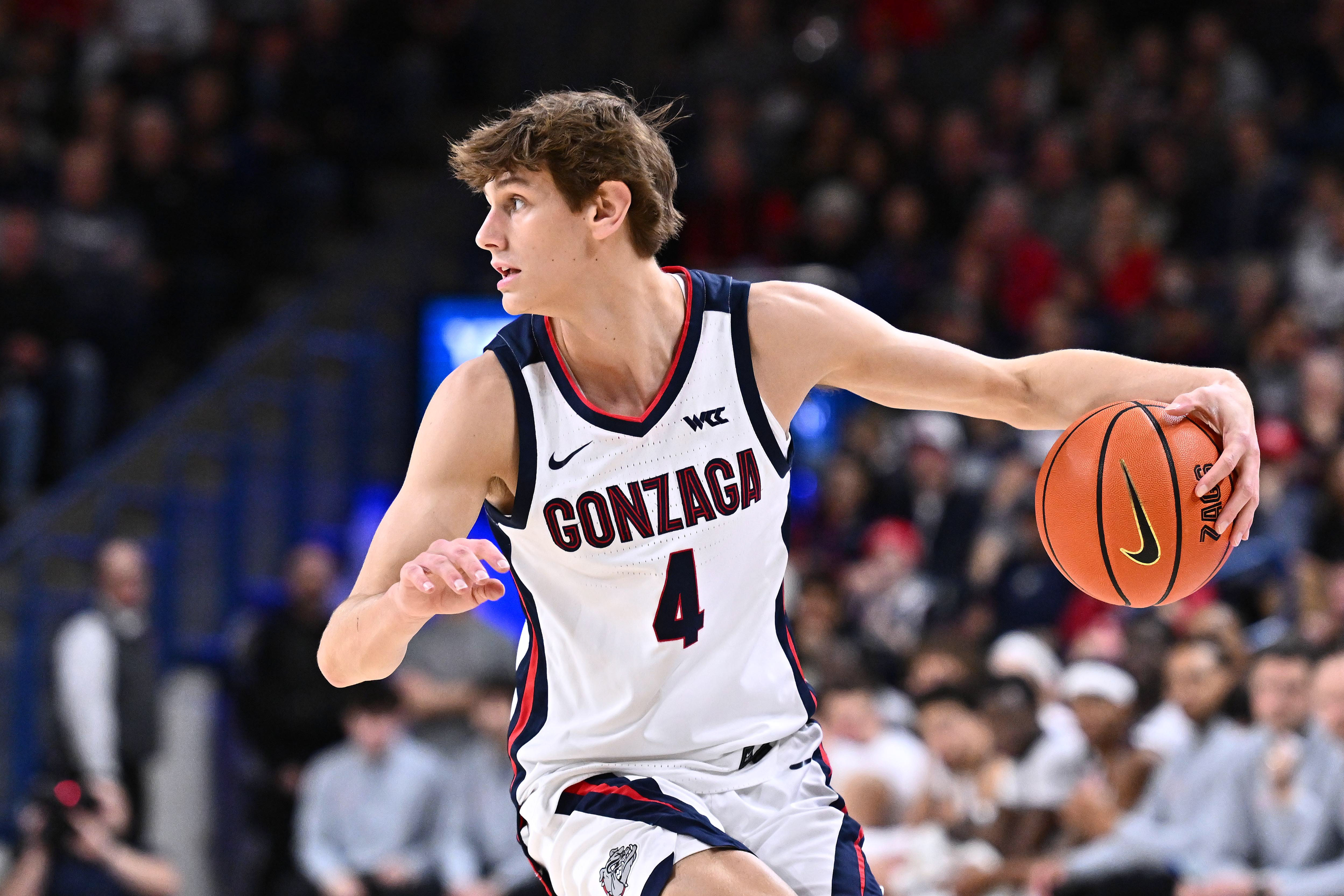 Gonzaga Bulldogs guard Davis Fogle (4), seen here controlling the ball, is featured in our Texas vs. Gonzaga prediction today.