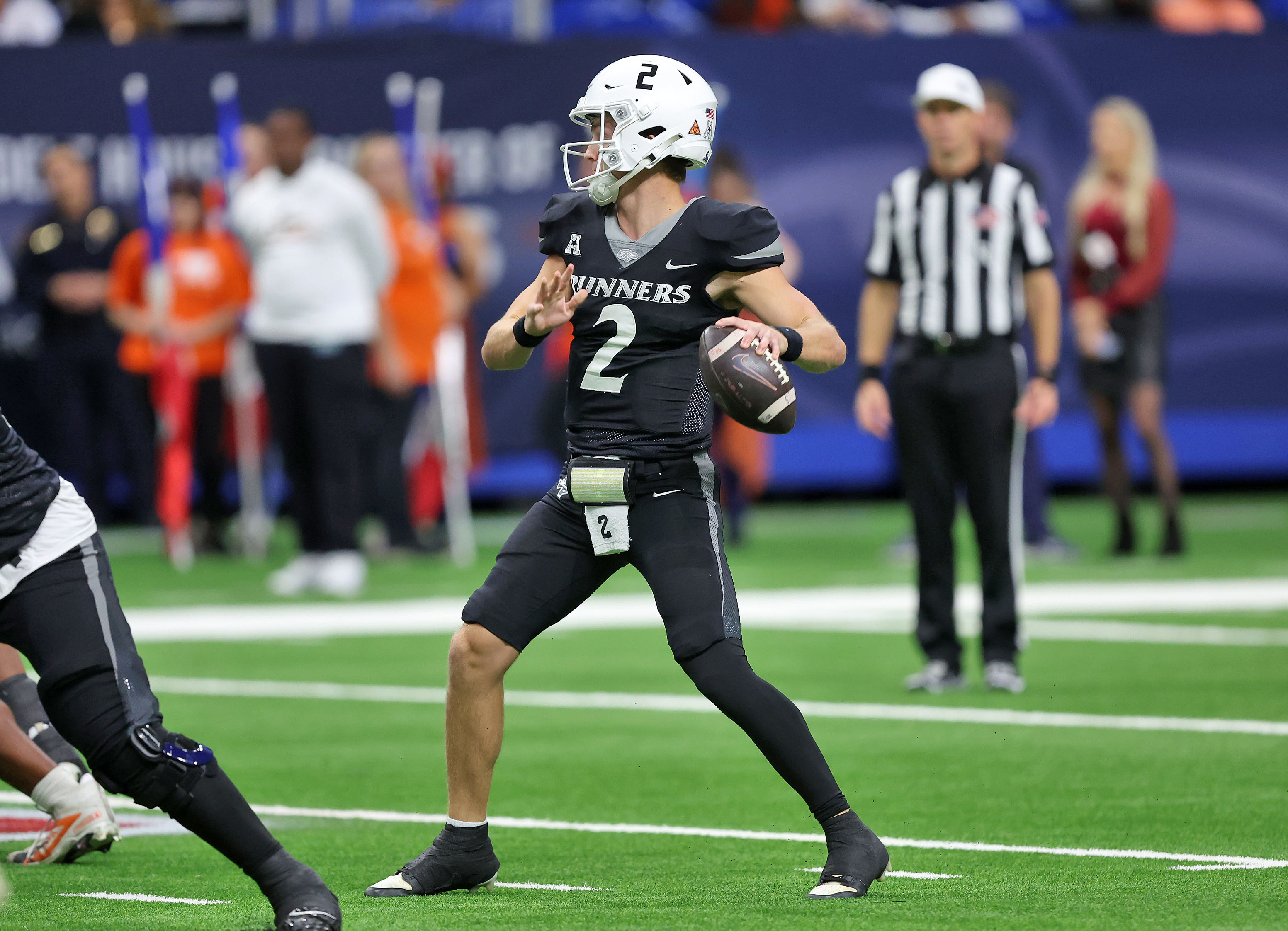 UTSA quarterback Owen McCown (2) is key to our FIU vs. UTSA predictions for the First Responder Bowl. 