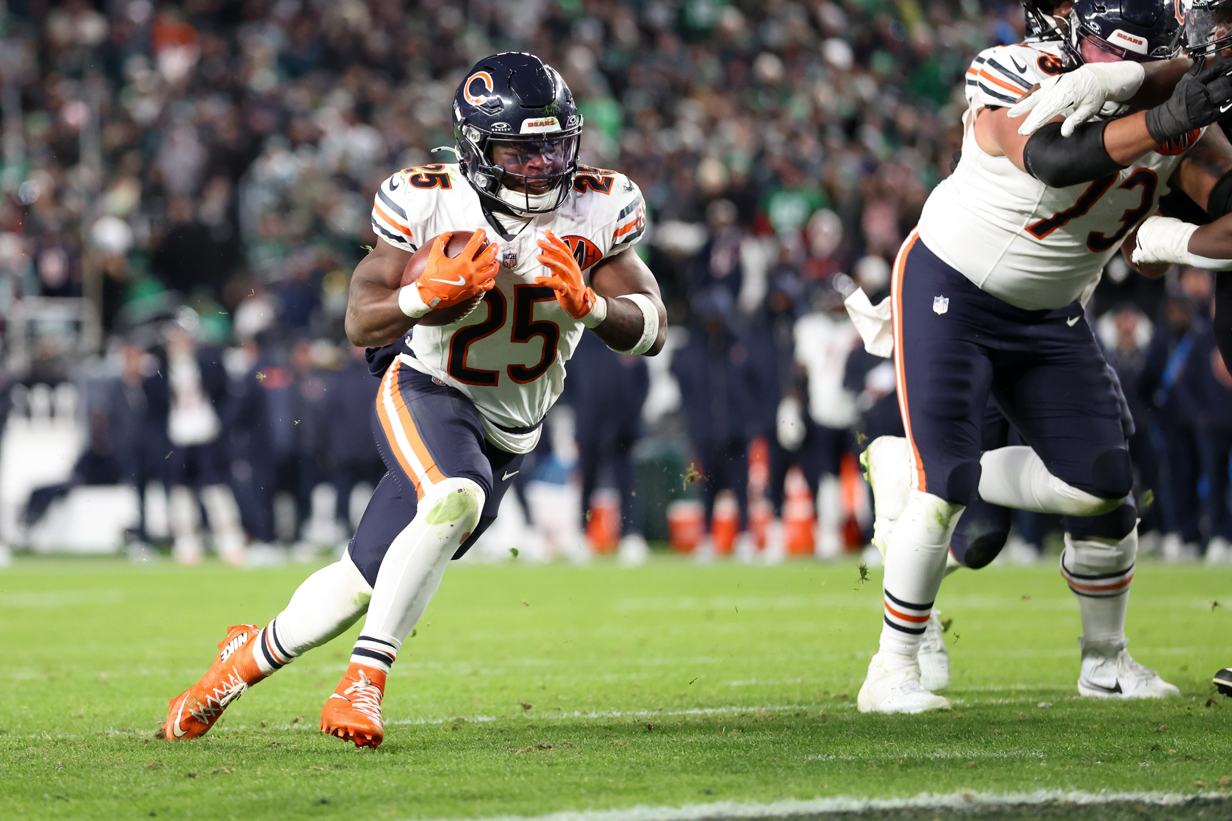 Chicago Bears running back Kyle Monangai (25) carries the ball for a touchdown as he is featured in our Packers vs. Bears anytime touchdown scorer predictions.