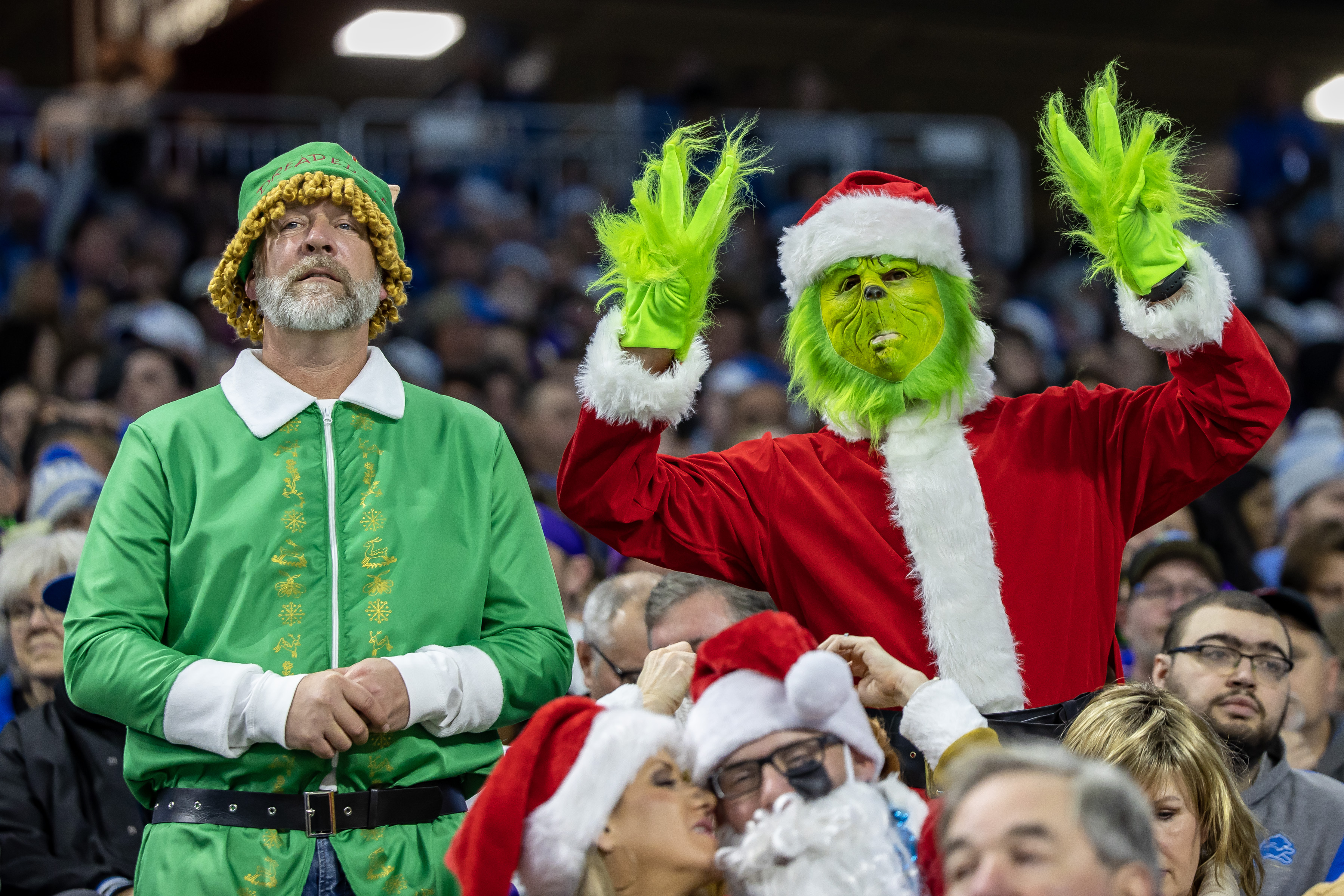 Fans dressed up in a Christmas theme as we break down the NFL weather report for Week 17.