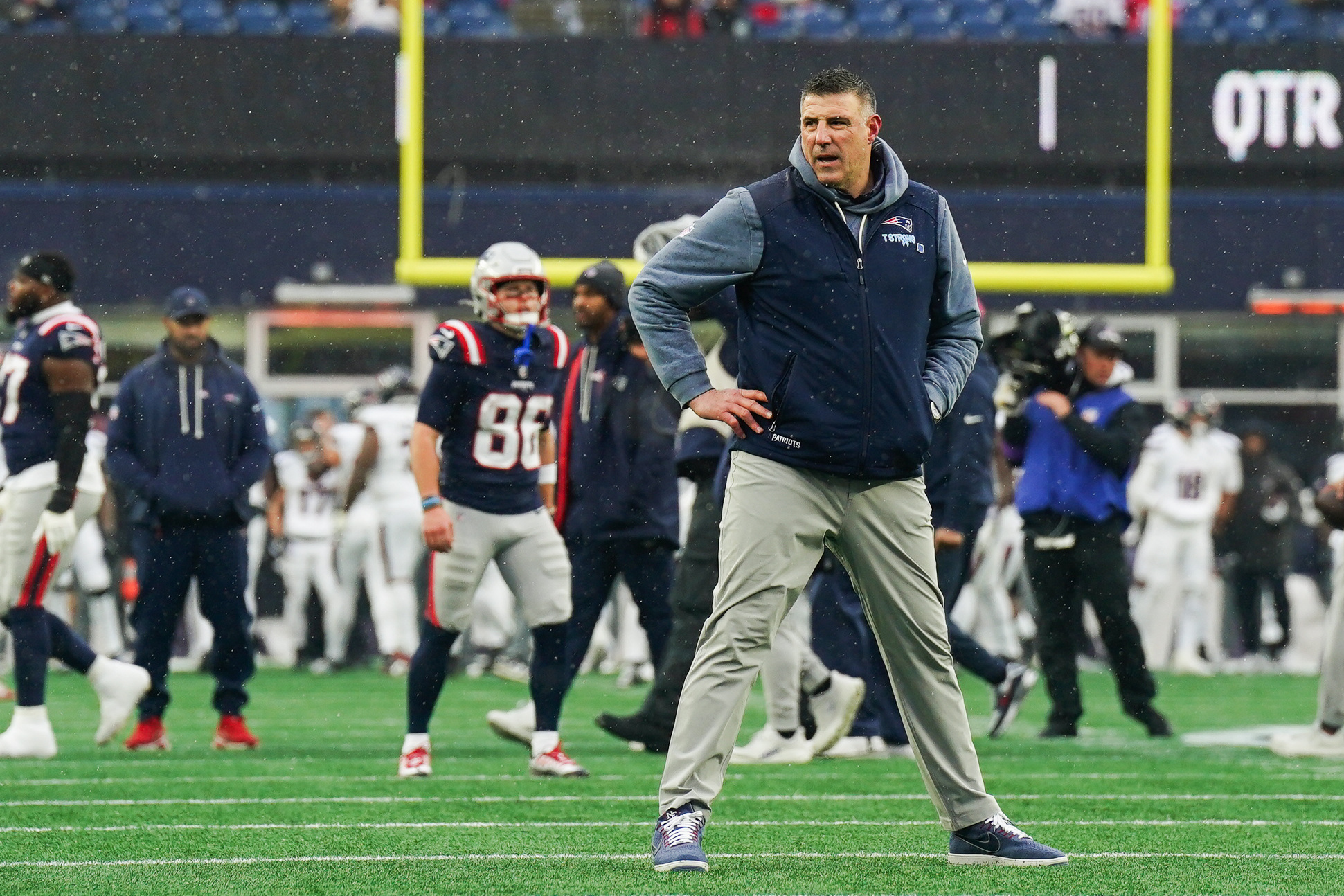 New England Patriots head coach Mike Vrabel looks on as we break down our Super Bowl head coach experience history & trends.