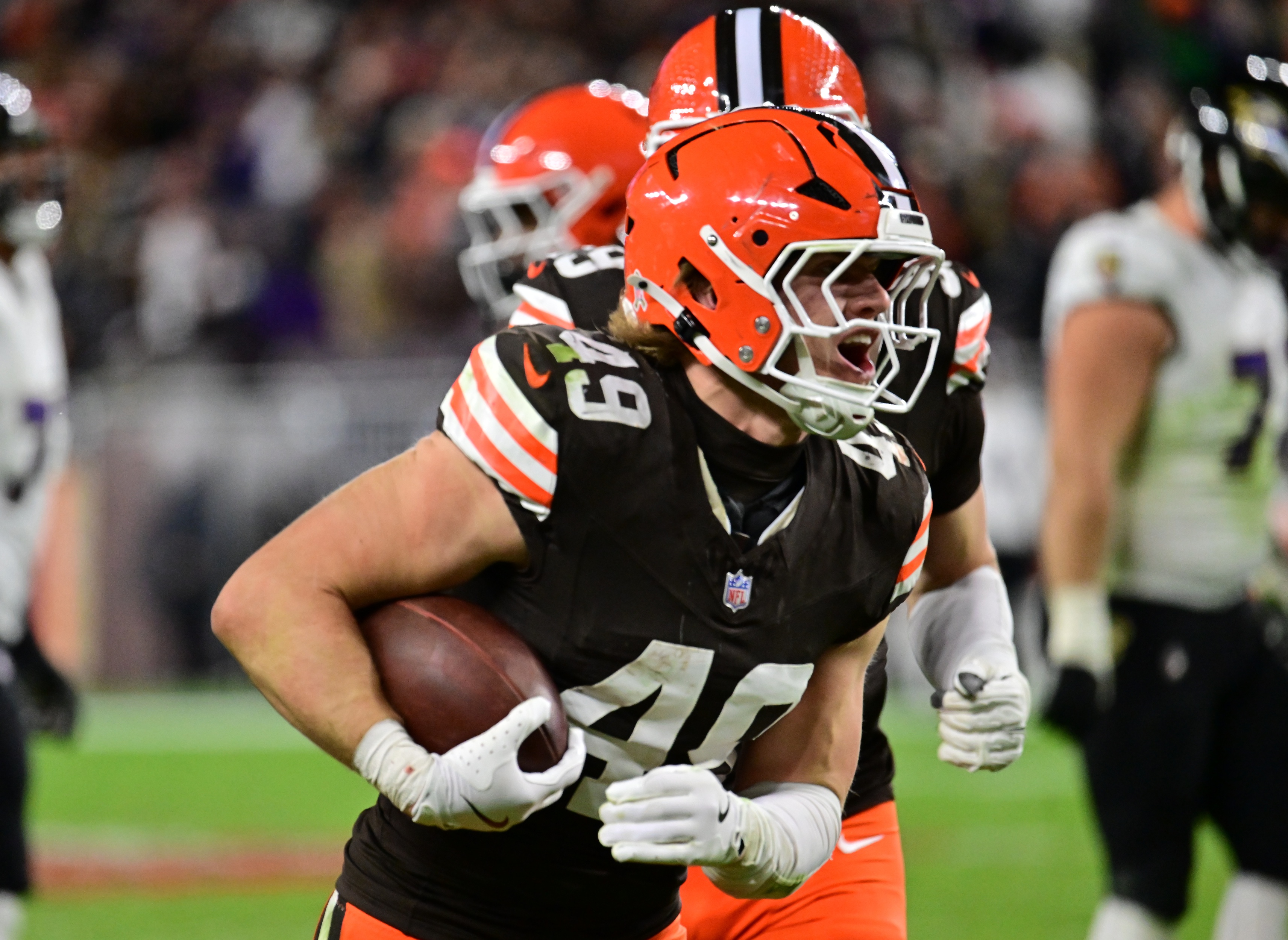 NFL Defensive Rookie of the Year Odds & Favorites 2025-26: Browns' Schwesinger Separating From Pack