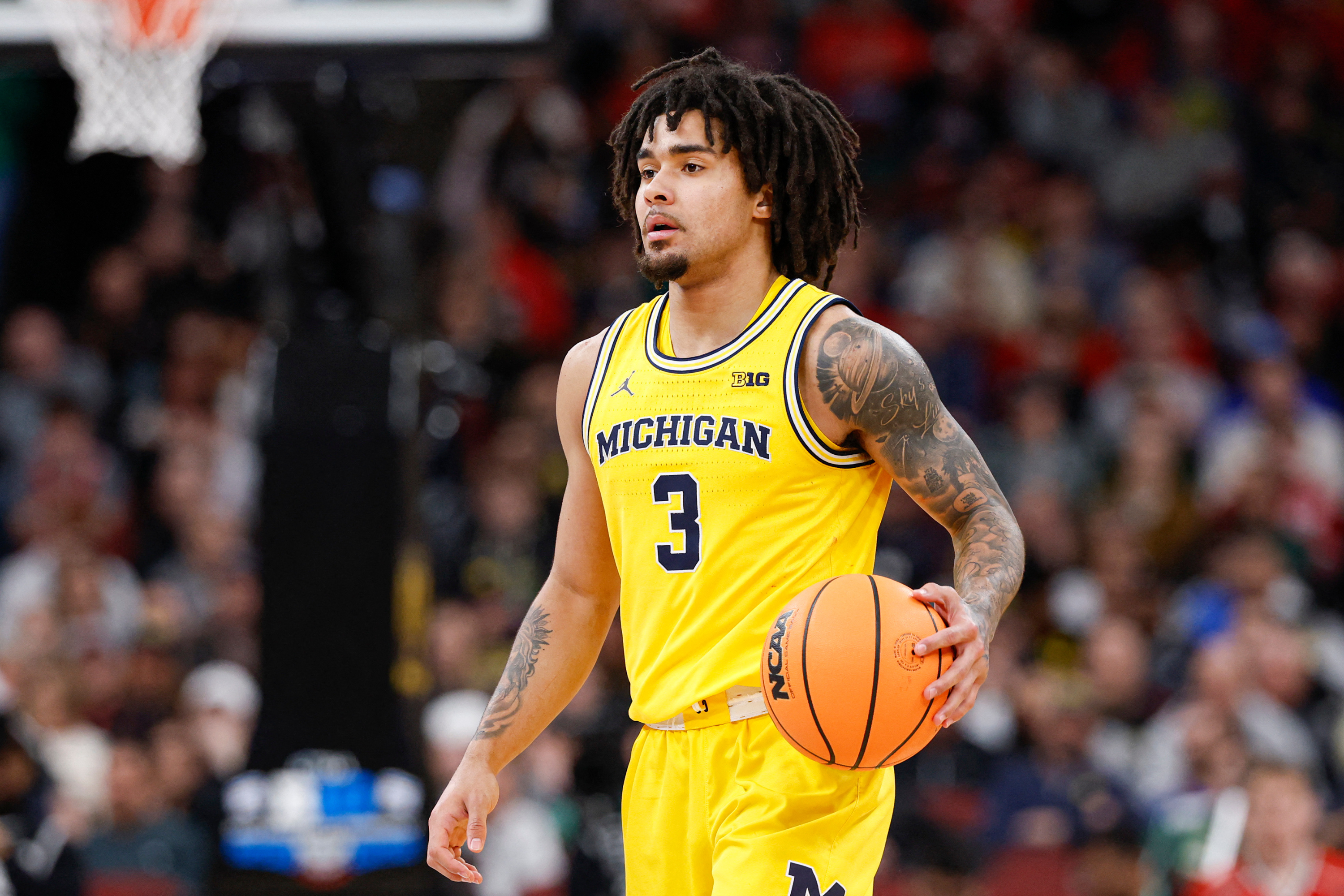 Michigan Wolverines guard Elliot Cadeau (3), seen here bringing the ball up the court, is featured in our Alabama vs. Michigan prediction tonight.