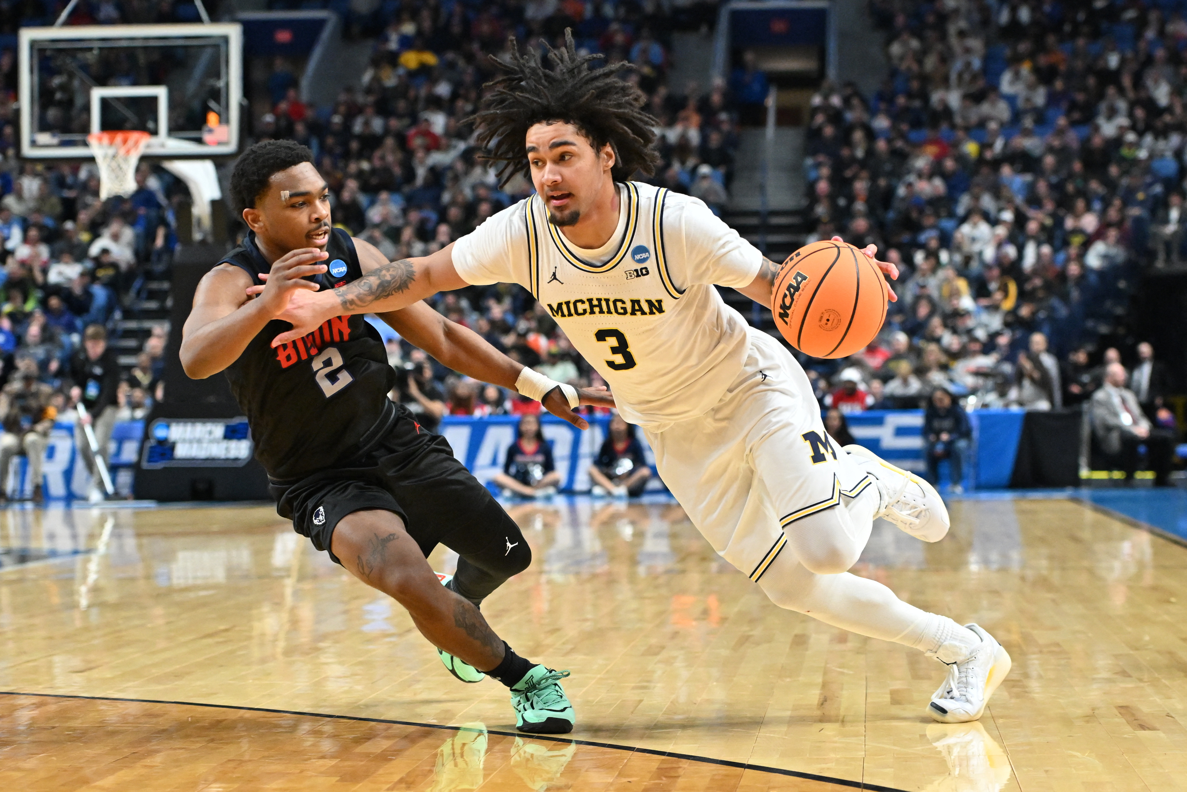 Michigan Wolverines guard Elliot Cadeau (3) dribbles the ball as he is featured in our Michigan vs. Arizona player props.