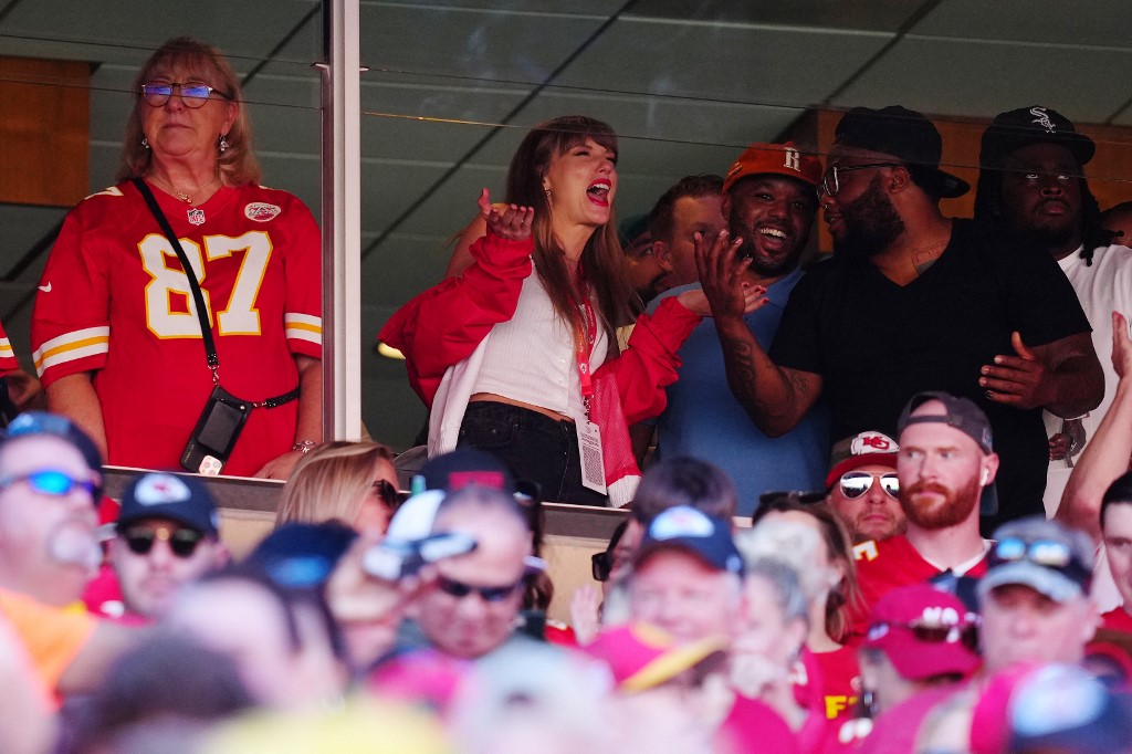 Travis Kelce's game, Taylor Swift's attendance: betting odds