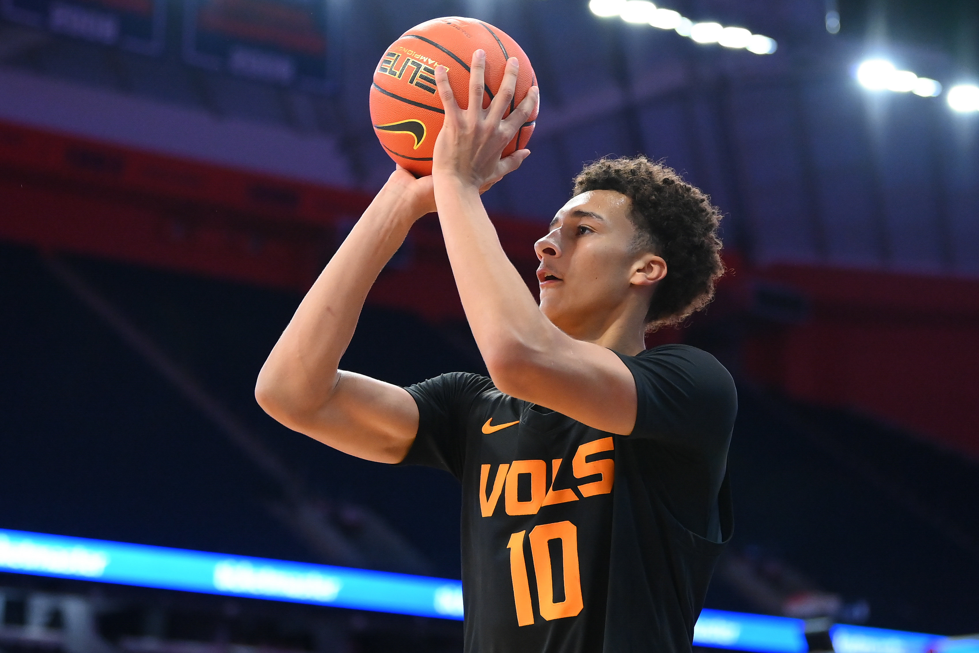 Tennessee Volunteers forward Nate Ament shoots as we make our best Louisville vs. Tennessee prediction
