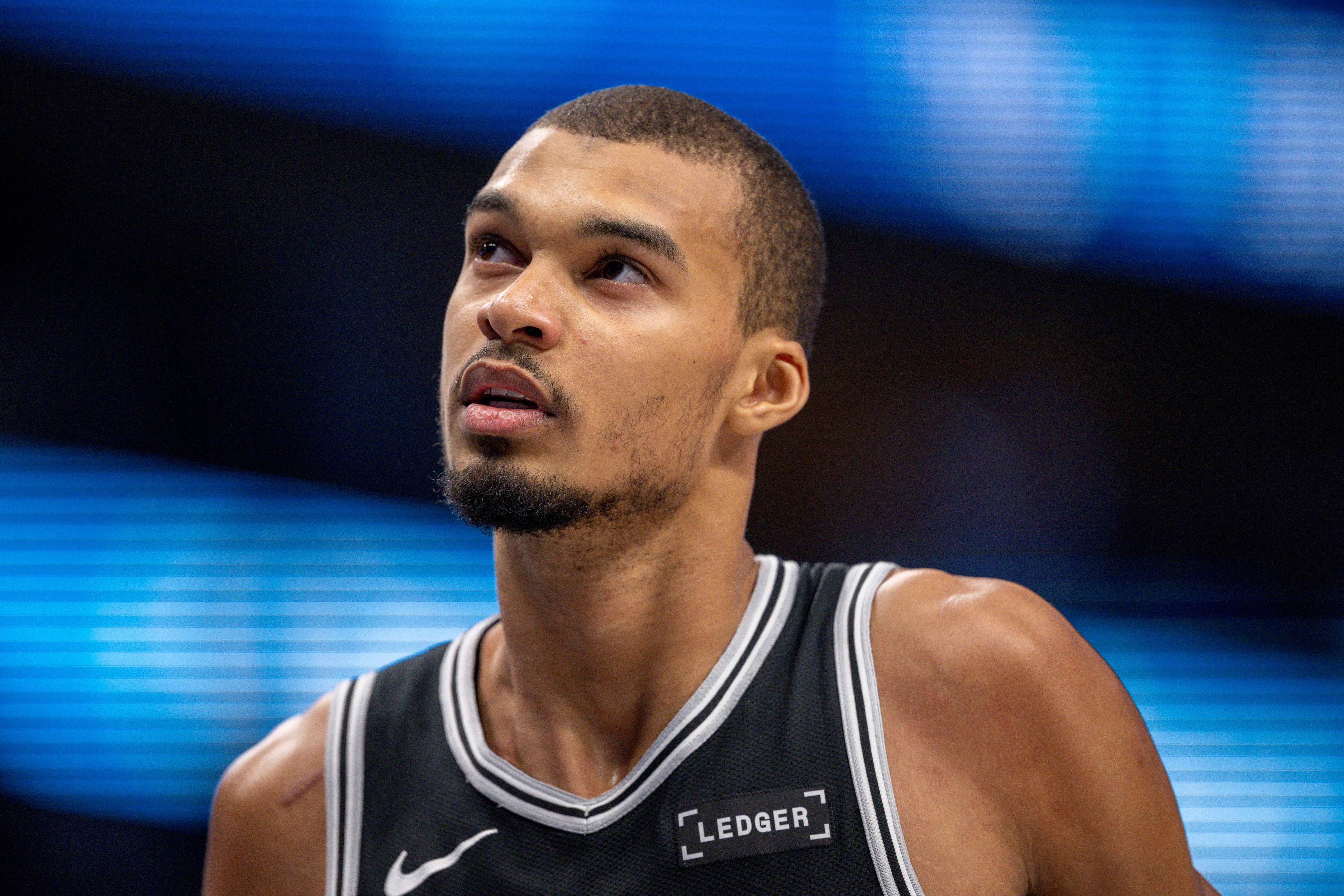 San Antonio Spurs forward Victor Wembanyama (1), seen here looking on during a game, is featured in our Bulls vs. Spurs player props today.