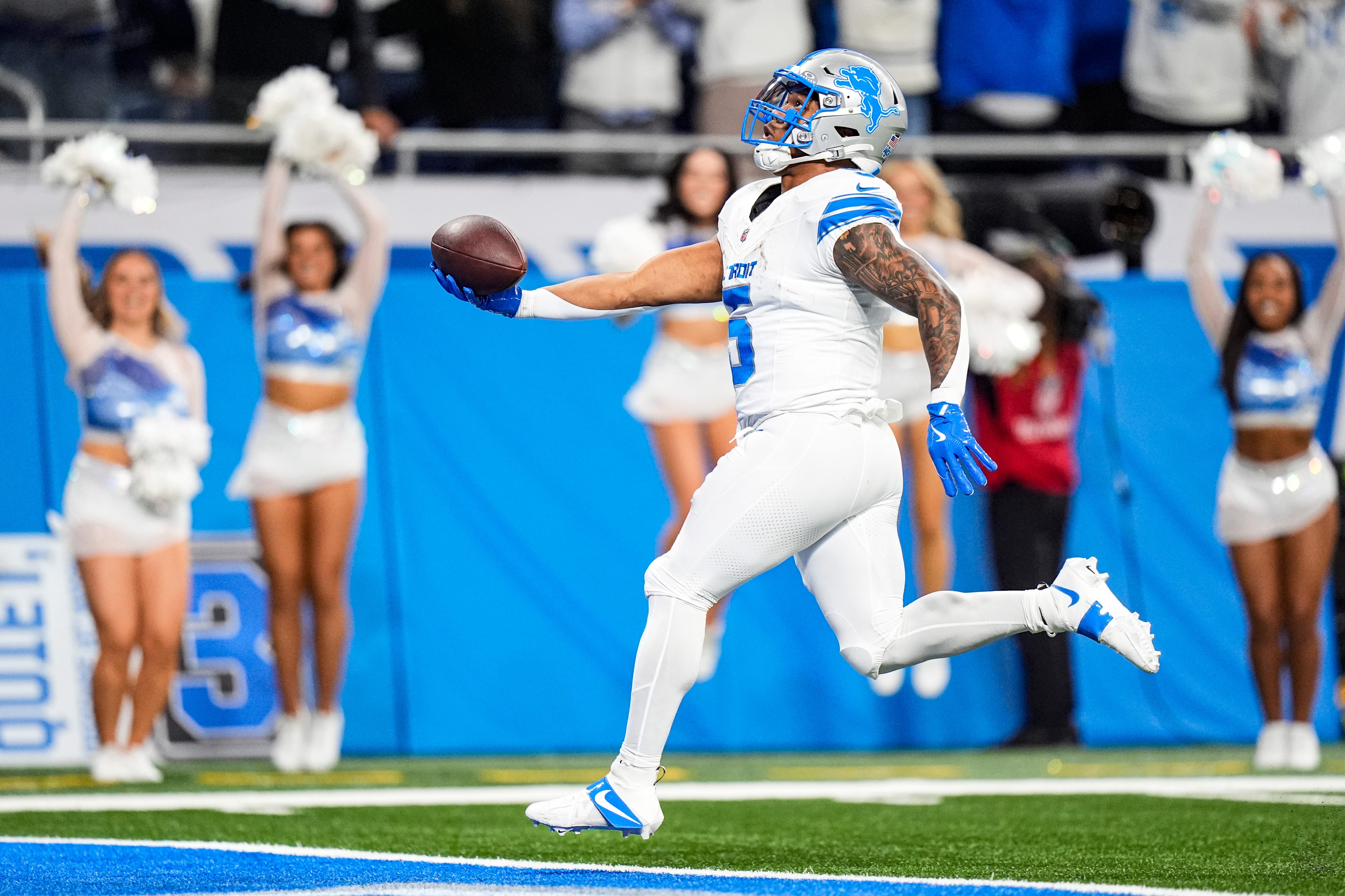 Detroit Lions running back David Montgomery (5) runs for a touchdown as we look at our Lions vs. Vikings same-game parlay for Christmas Day