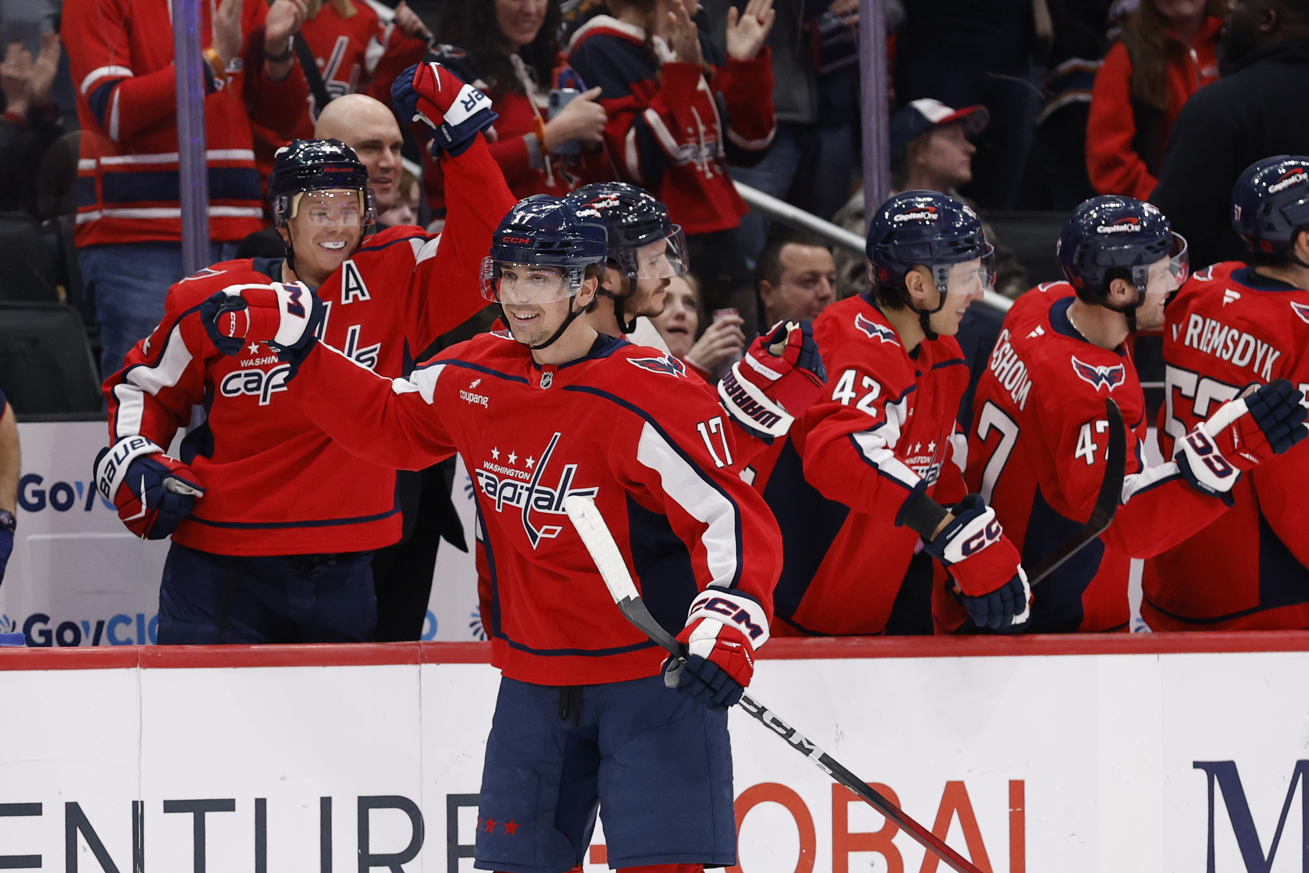 Washington Capitals center Dylan Strome (17), seen here celebrating with teammates, is featured in our Stars vs. Capitals player props.