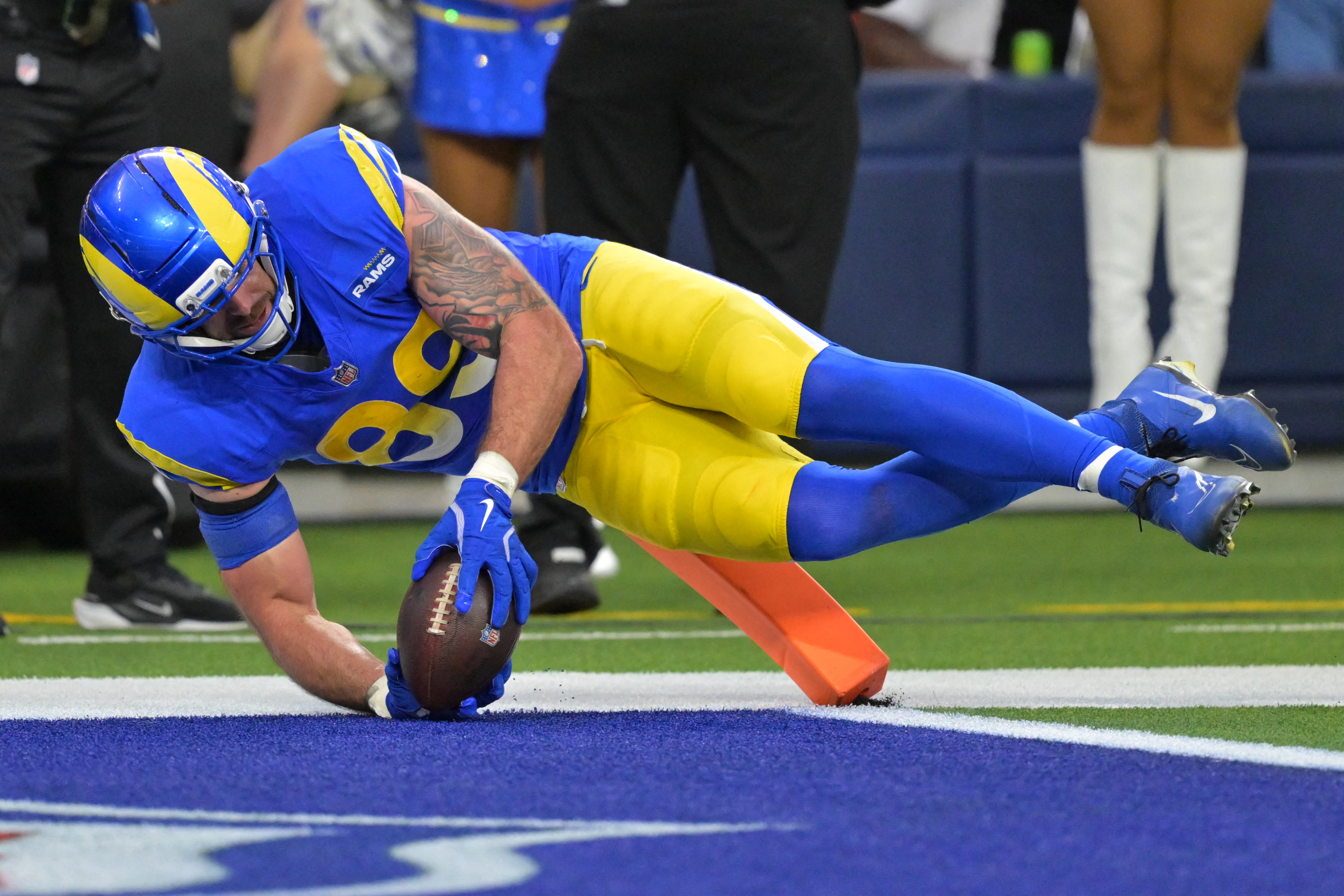 Los Angeles Rams tight end Tyler Higbee scores a touchdown as we make our best Rams vs. Seahawks expert picks.