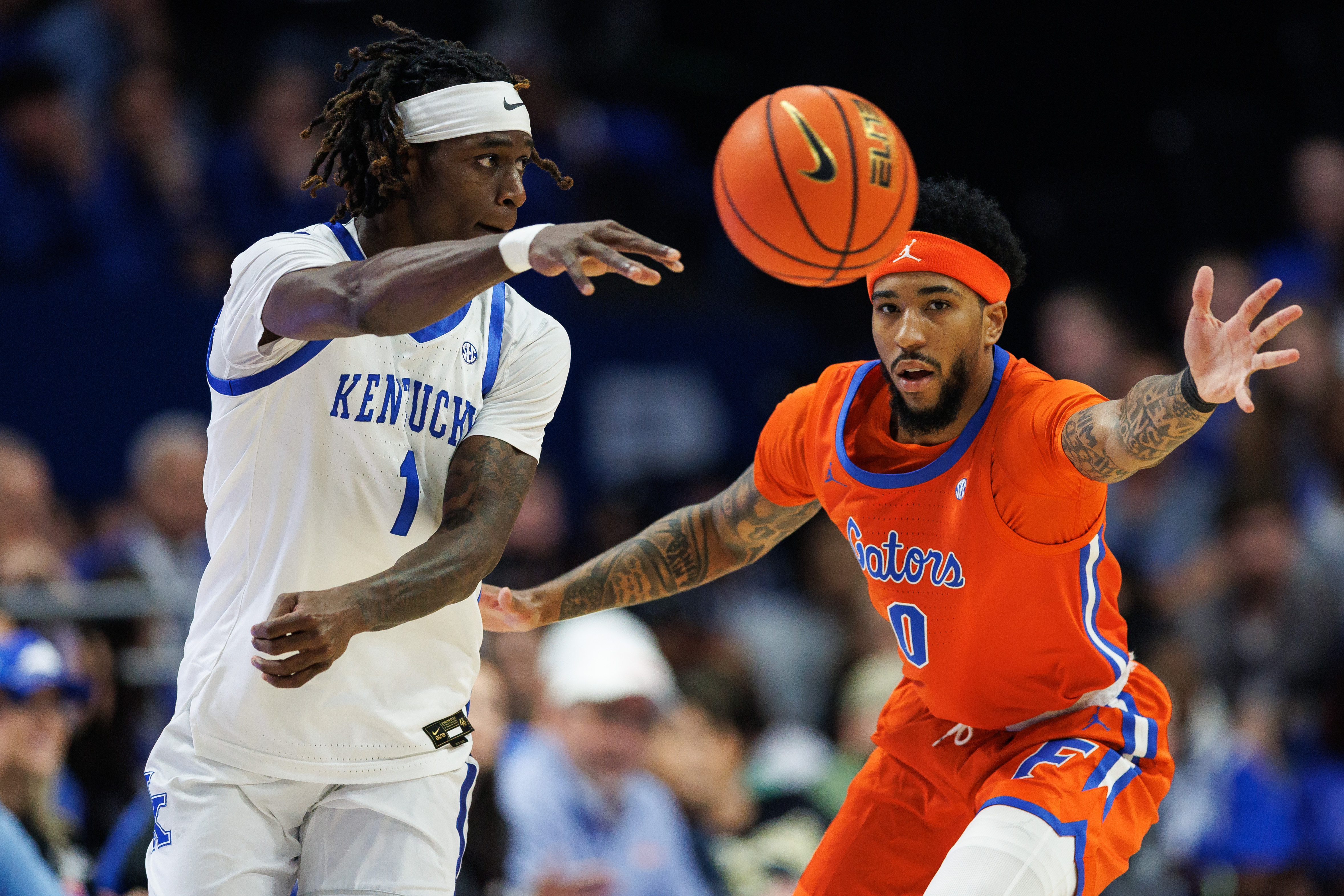 Kentucky Wildcats guard Denzel Aberdeen passes the ball as we make our best Santa Clara vs. Kentucky prediction.