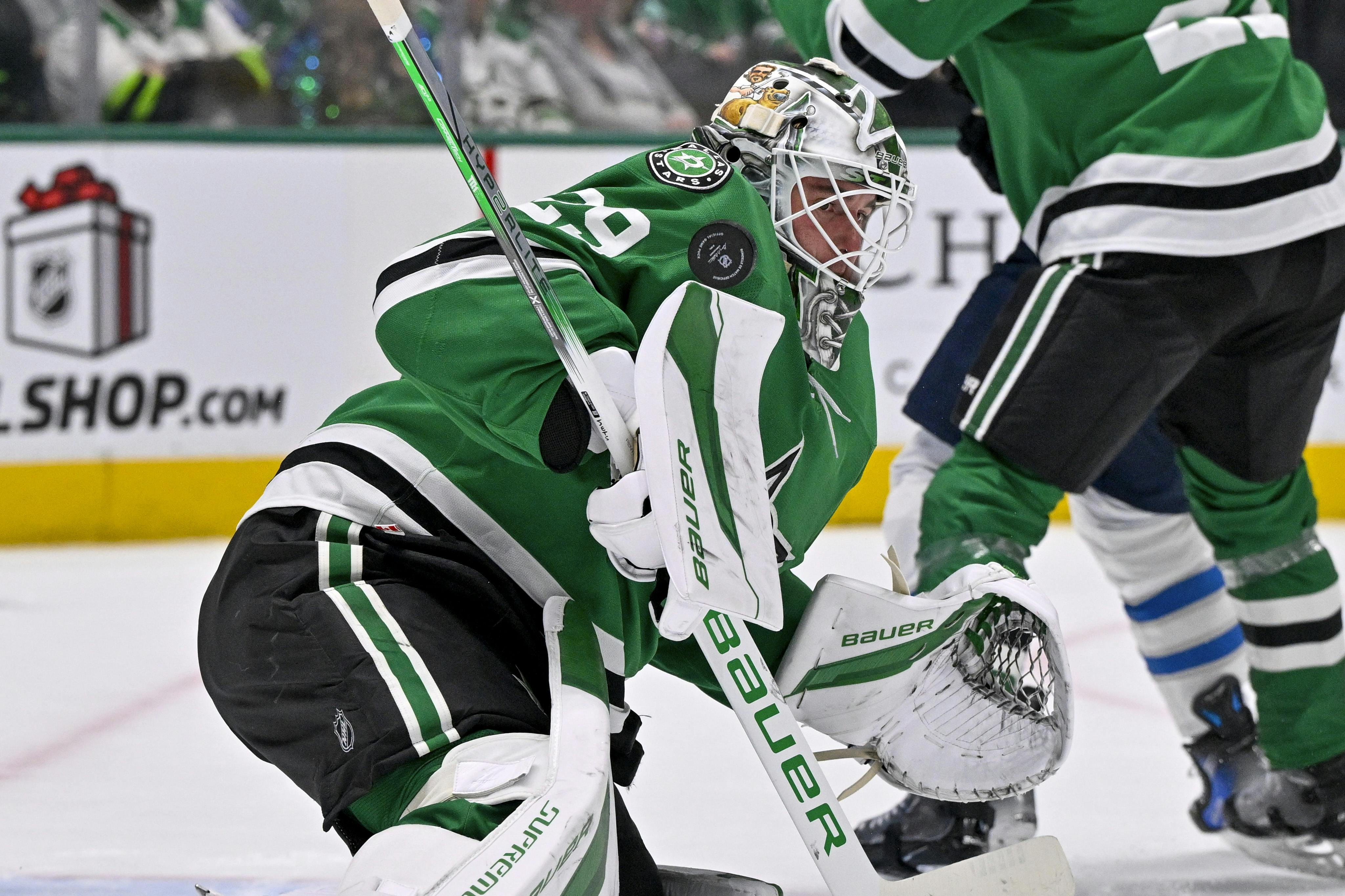 Dallas Stars goaltender Jake Oettinger makes a save against the Winnipeg Jets as we analyze the 2024-25 Vezina Trophy odds. 