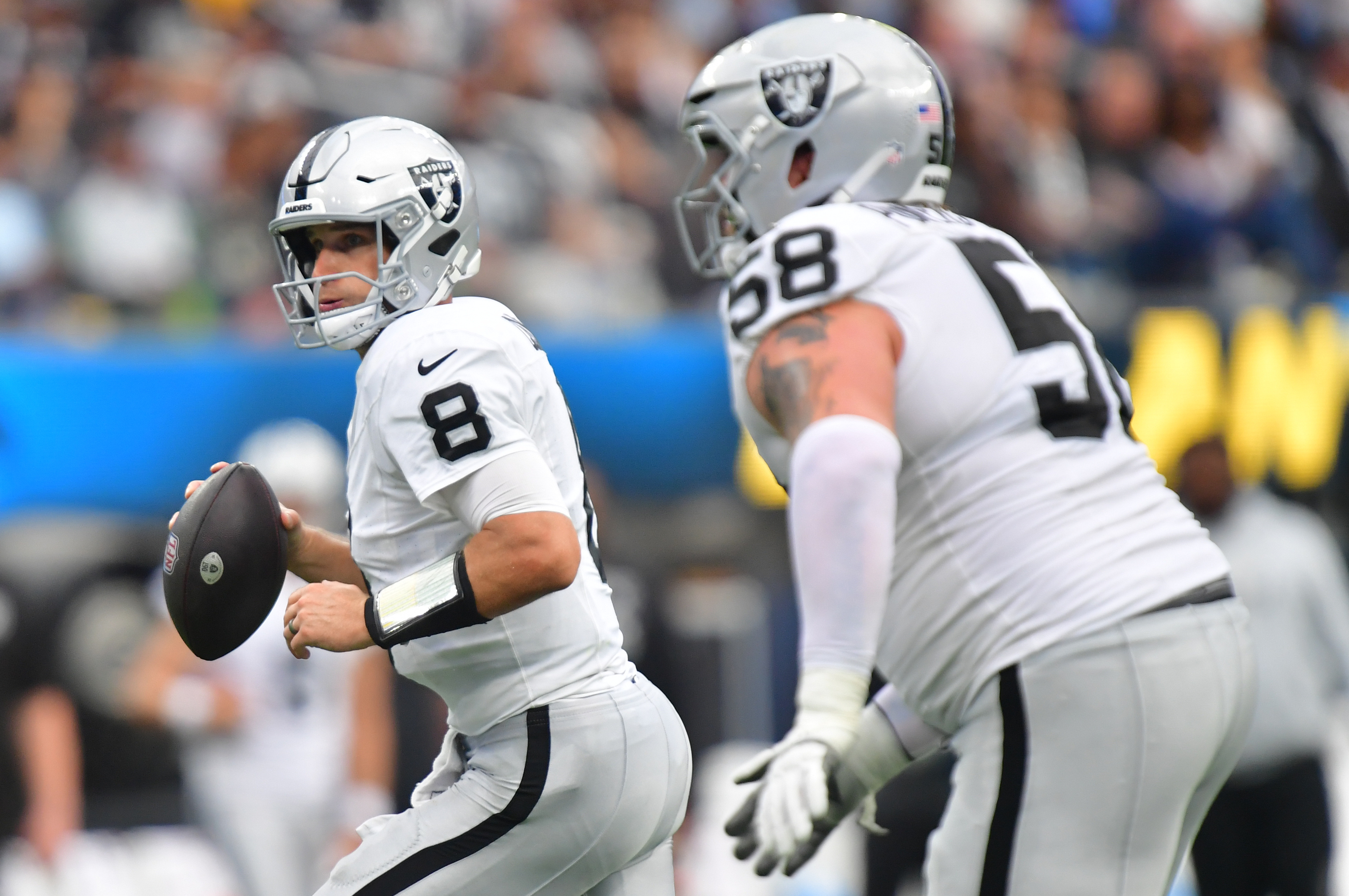 Las Vegas Raiders quarterback Kirk Cousins (8) surveys the field as he is featured in our Raiders vs. Saints prediction.