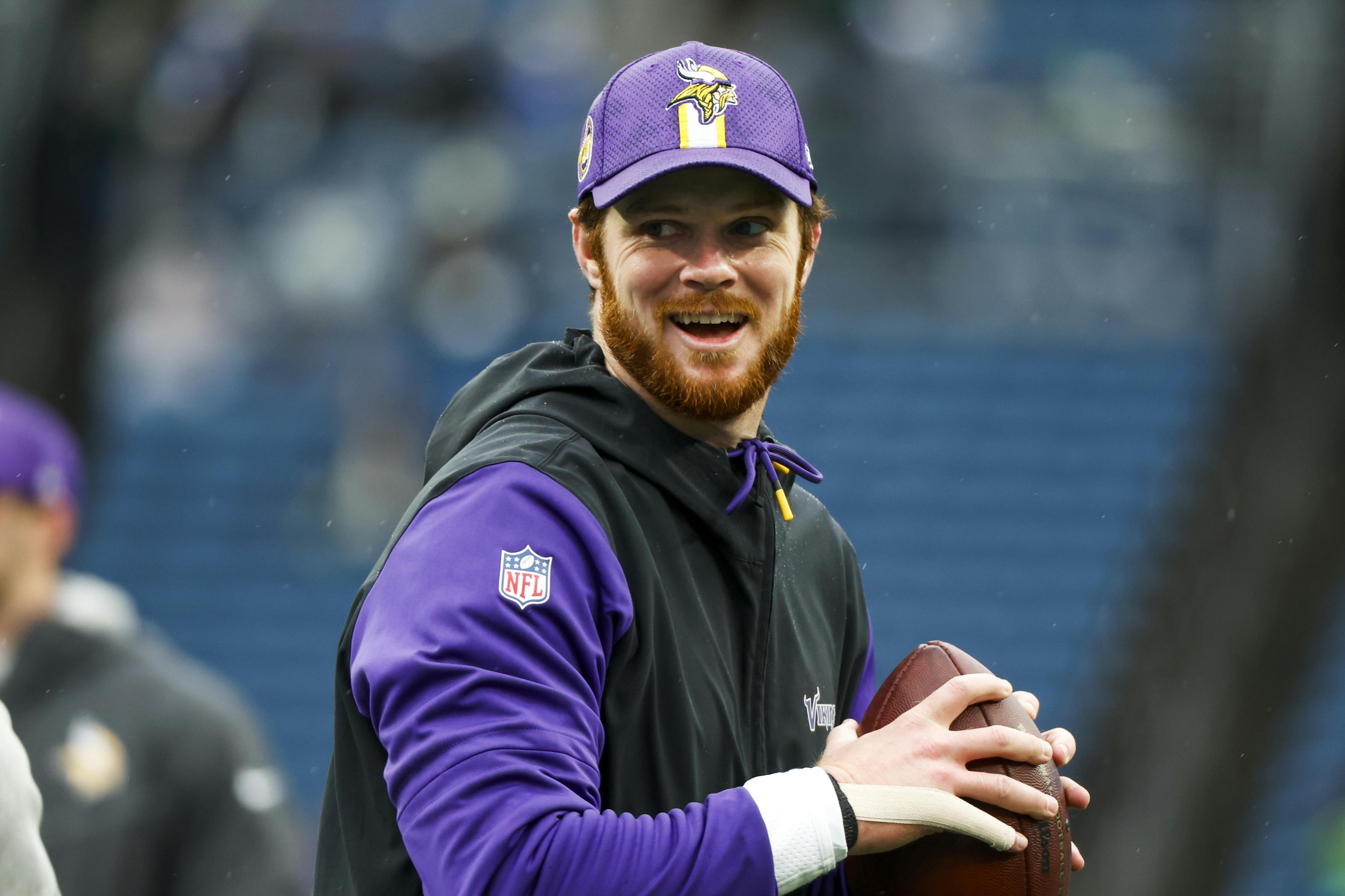 Minnesota Vikings quarterback Sam Darnold participates in pregame warmups as we examine the NFL Comeback Player of the Year Odds entering Week 18.