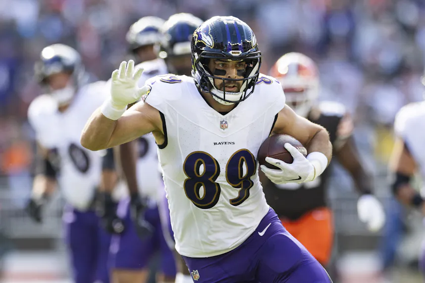 Baltimore Ravens tight end Mark Andrews runs the ball against the Cleveland Browns during the first quarter as we look at our Steelers vs. Ravens player prop picks.