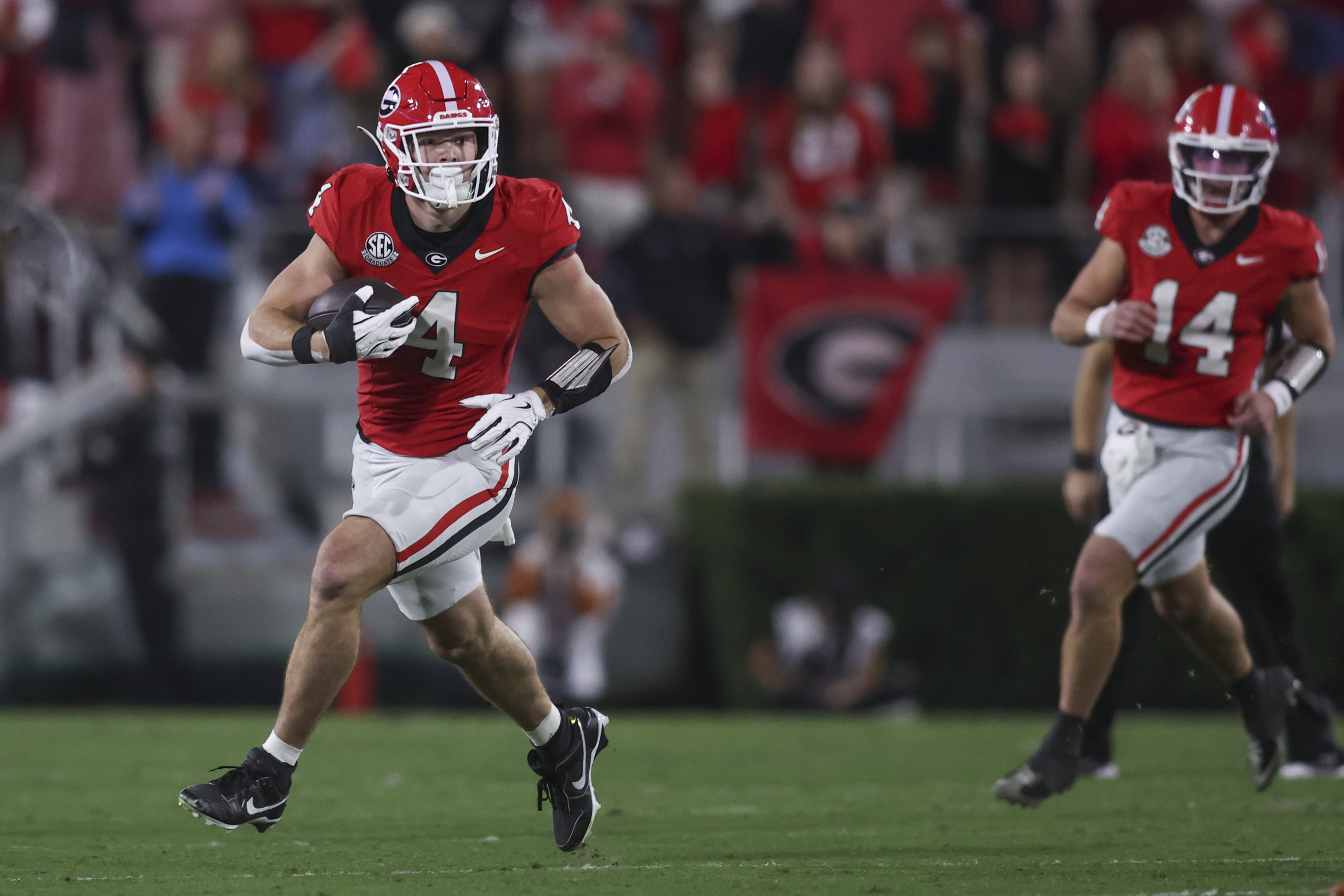 Georgia Bulldogs tight end Oscar Delp (4) runs the ball as we break down our Ole Miss vs. Georgia anytime touchdown scorer predictions.