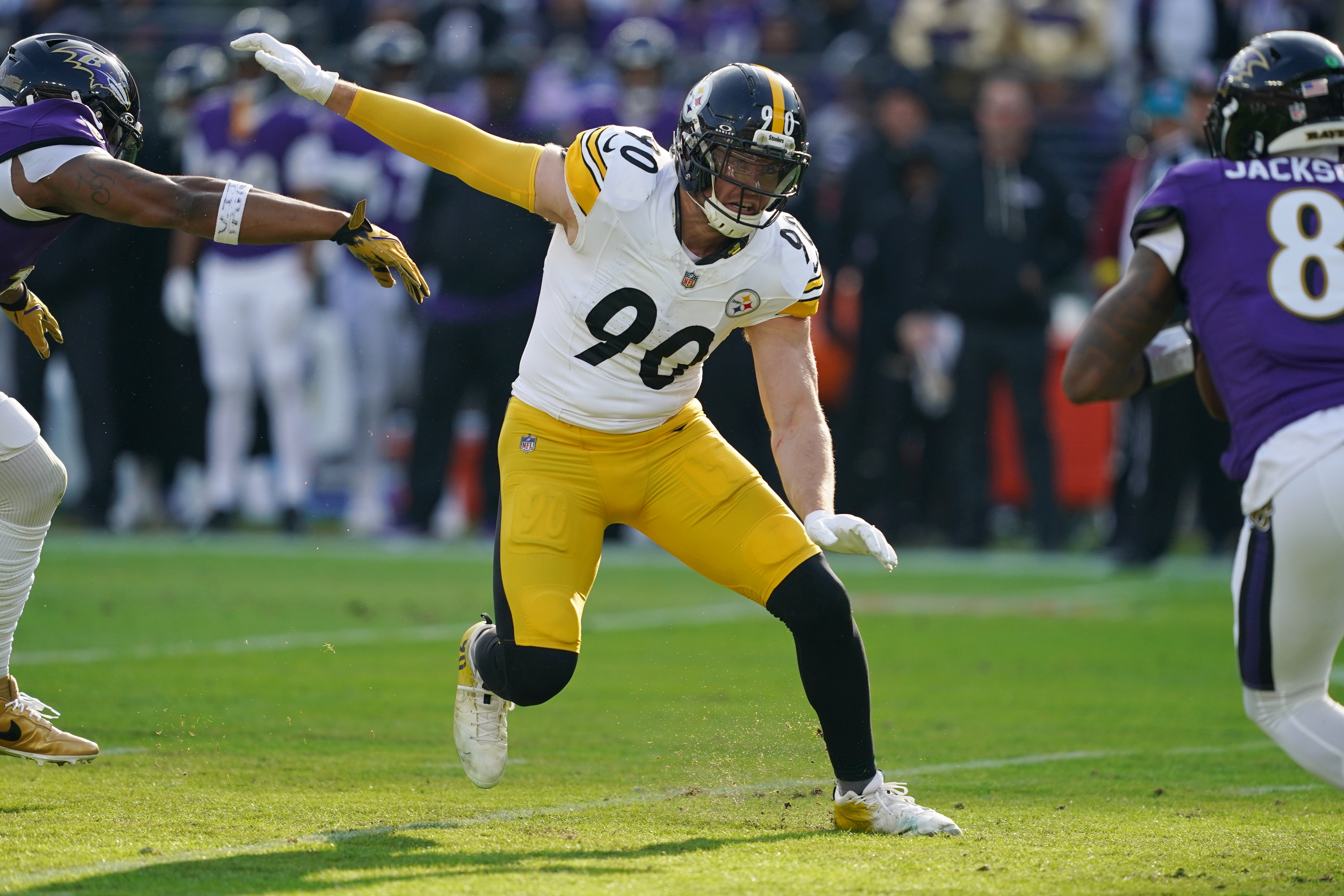 Pittsburgh Steelers linebacker T.J. Watt (90) chases down Baltimore Ravens quarterback Lamar Jackson (8) as we break down the latest T.J. Watt injury update for Sunday Night Football.